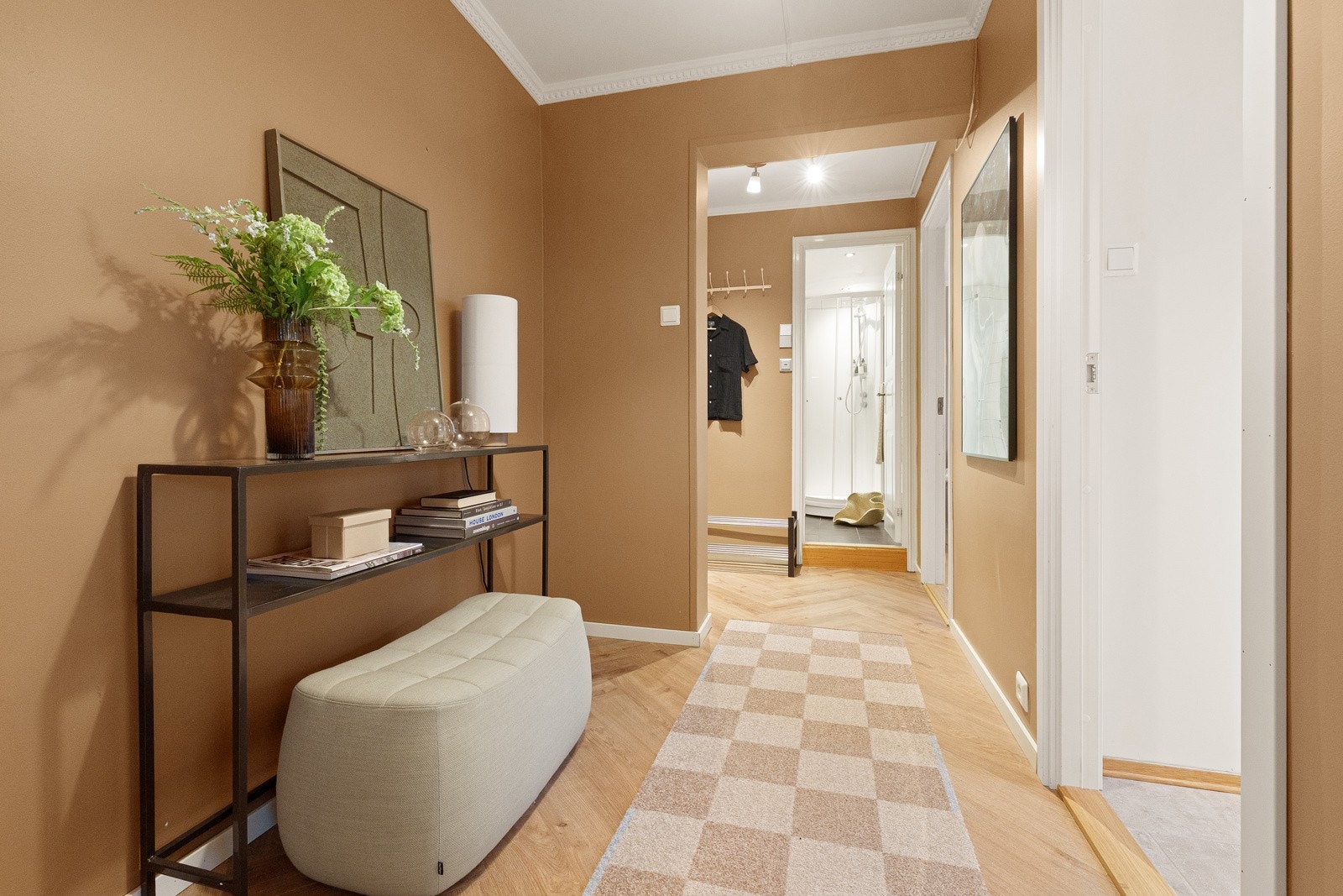 Entréen har god plass til garderobskap. Galleribilde