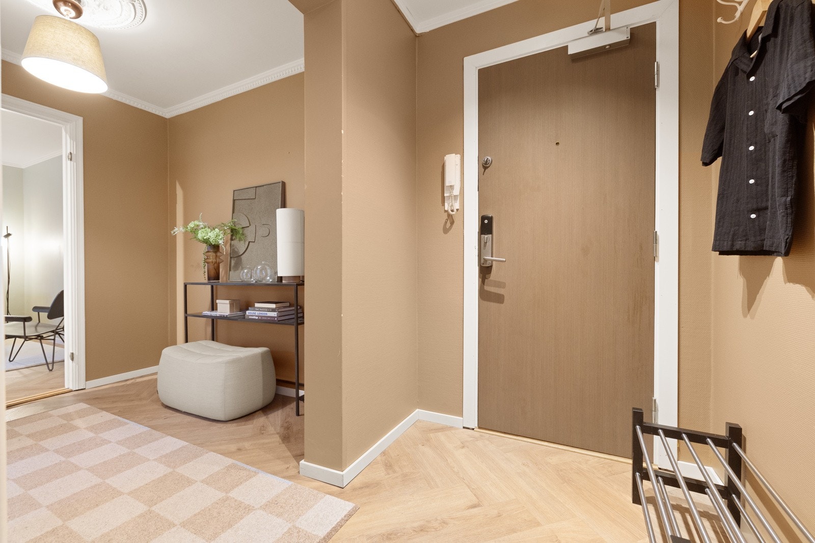 Velkommen inn - Leiligheten har en god intern beliggenhet i byggets 2. etasje med heisadkomst. Galleribilde