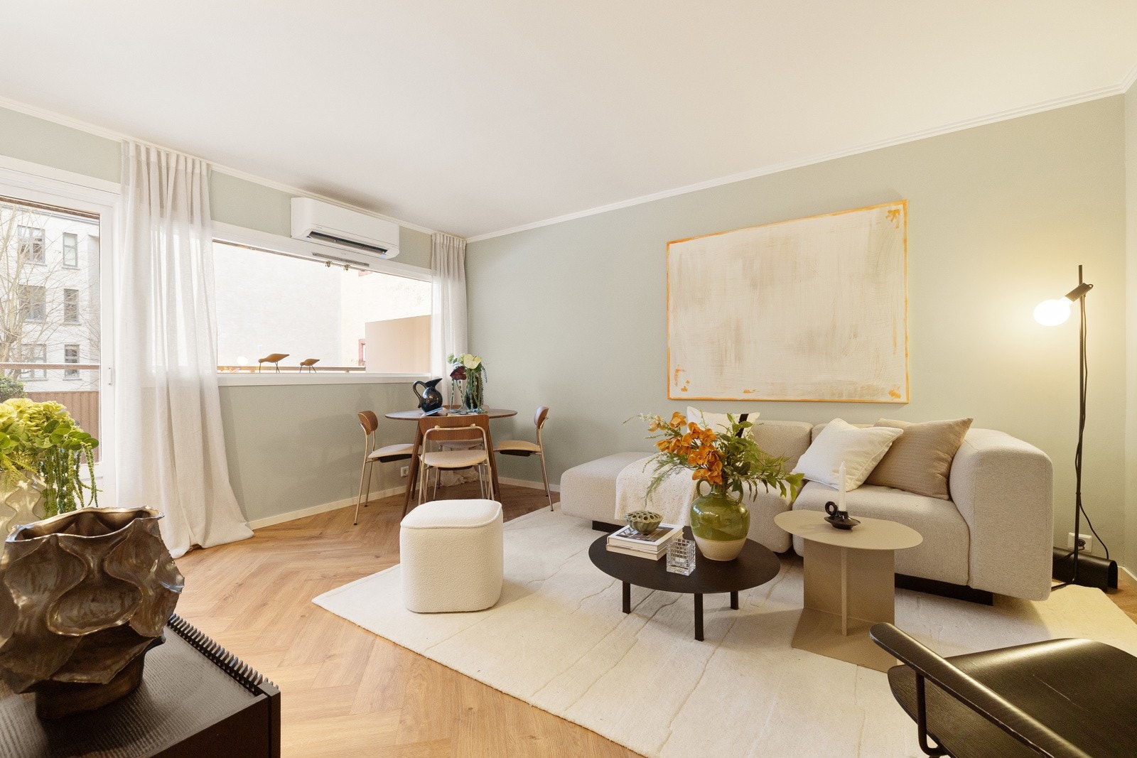 Velkommen til Kirkeveien 43 - Vi har gleden av å presentere en 2-roms leilighet vendt mot bakgård, beliggende i et urbant, populært og meget sentralt boligområde på Majorstuen i Oslo. Galleribilde