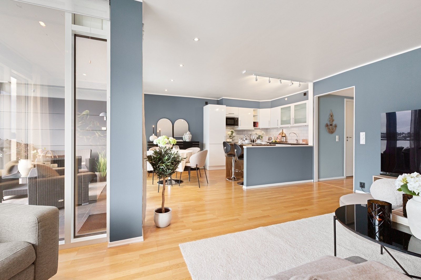 Åpen og behagelig løsning mellom stue og kjøkken. Galleribilde