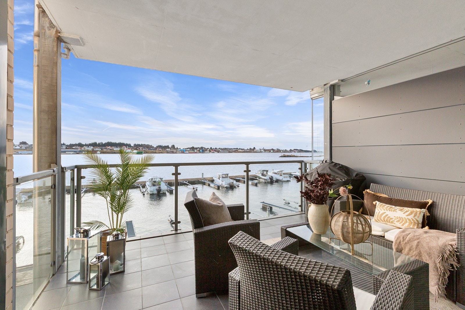 Muligheter for å glasse inn terrasse, ved søknad til styre. Galleribilde