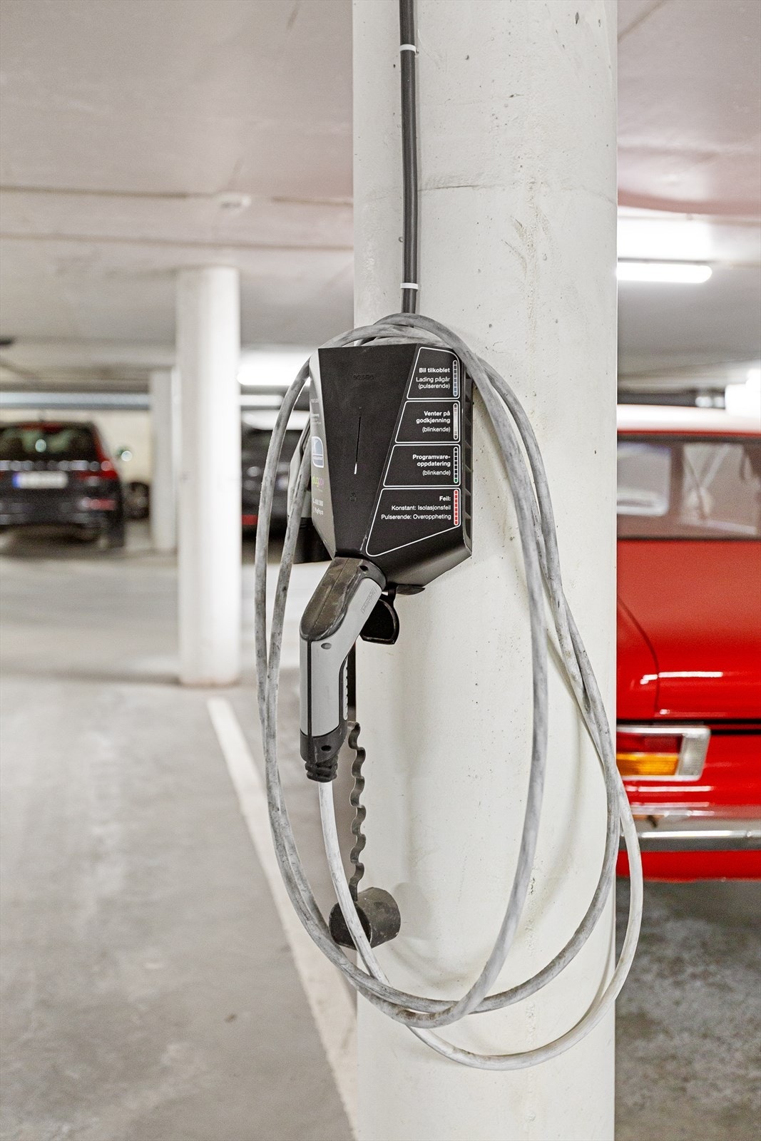 Elbillader ved tilhørende parkeringsplass. Galleribilde