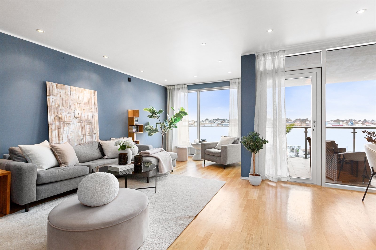 Gode muligheter til å møblere stuen med flere sittegrupper! Galleribilde