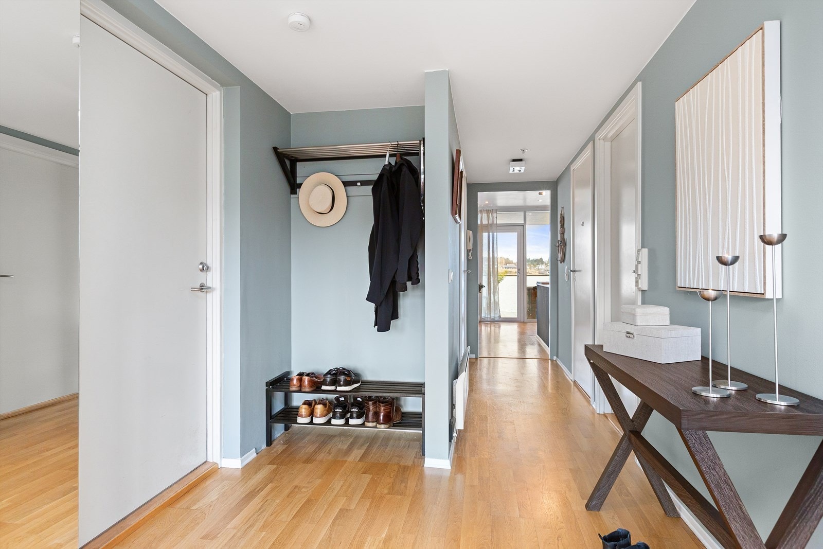 Romslig og åpen gang, hvor det er gode muligheter til å henge fra seg før en tar seg inn i leiligheten! Galleribilde