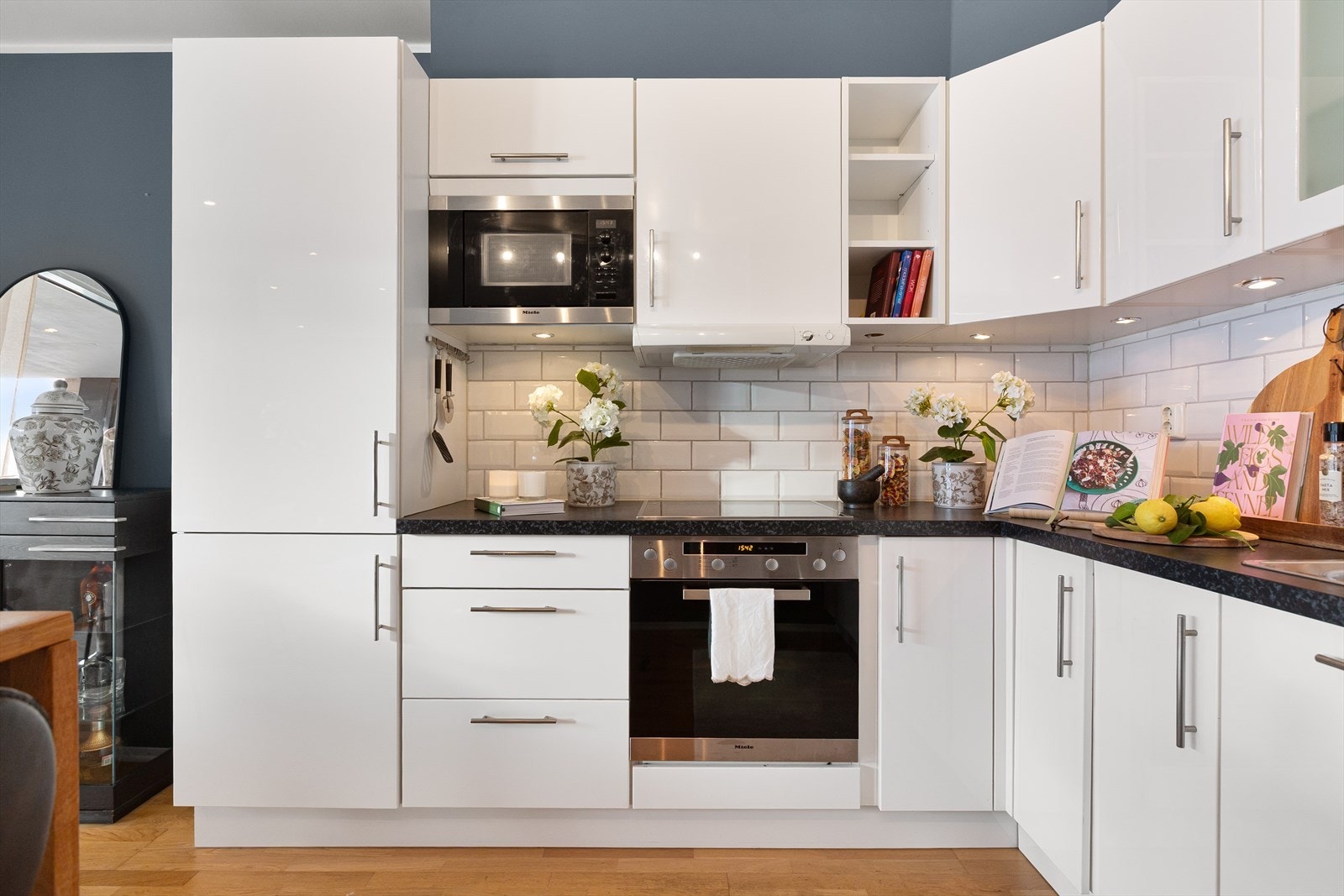 Godt med både benk- og skapplass! Galleribilde