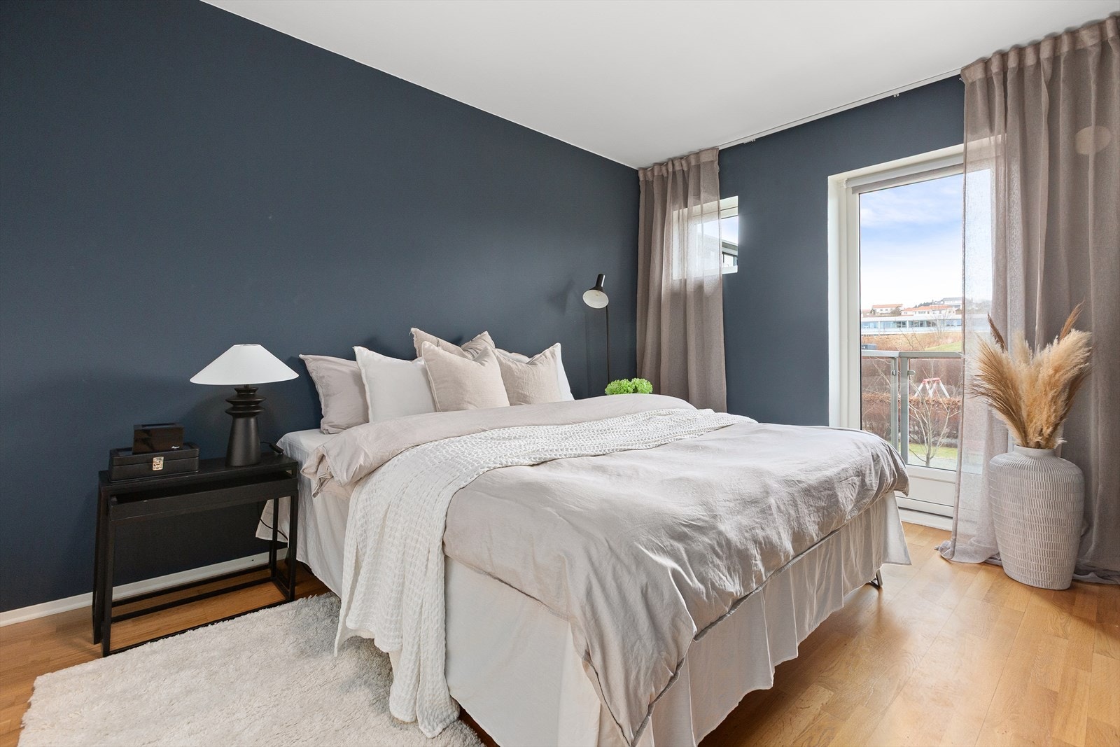 Hovedsoverom med garderobe og utgang til balkong! Galleribilde