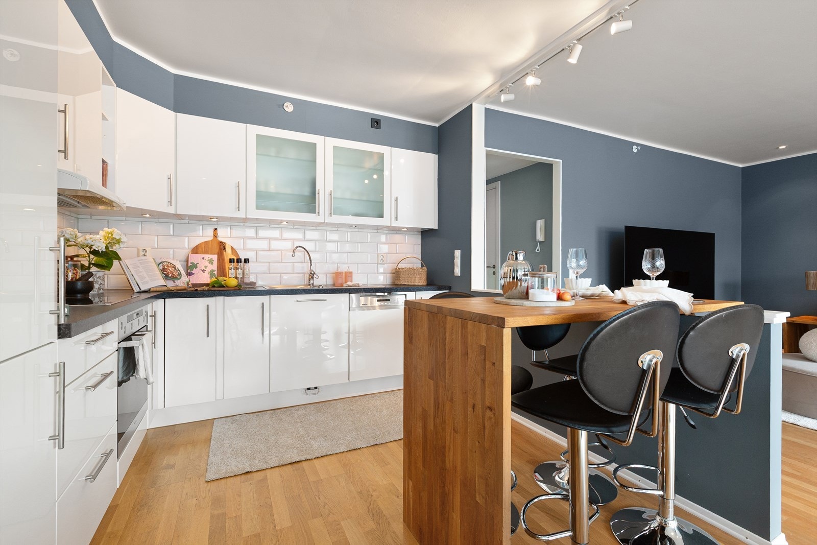 Pent og lyst kjøkken med integrerte hvitevarer! Galleribilde