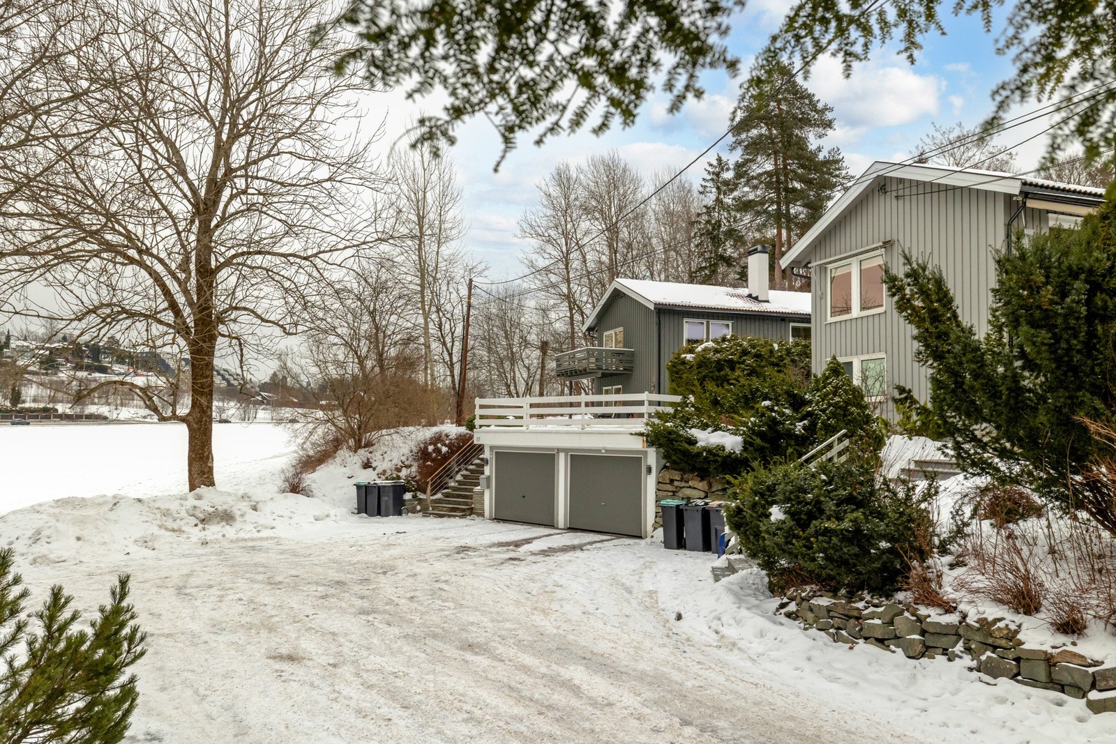 Det er også gode parkeringsmuligheter på egen tomt. Galleribilde