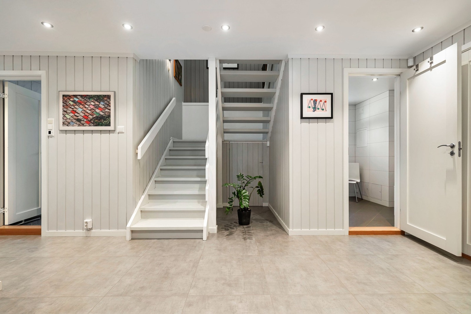 I boligens underetasje har du en romslig gang som fungerer som et naturlig bindeledd mellom etasjene og de øvrige rommene. Galleribilde