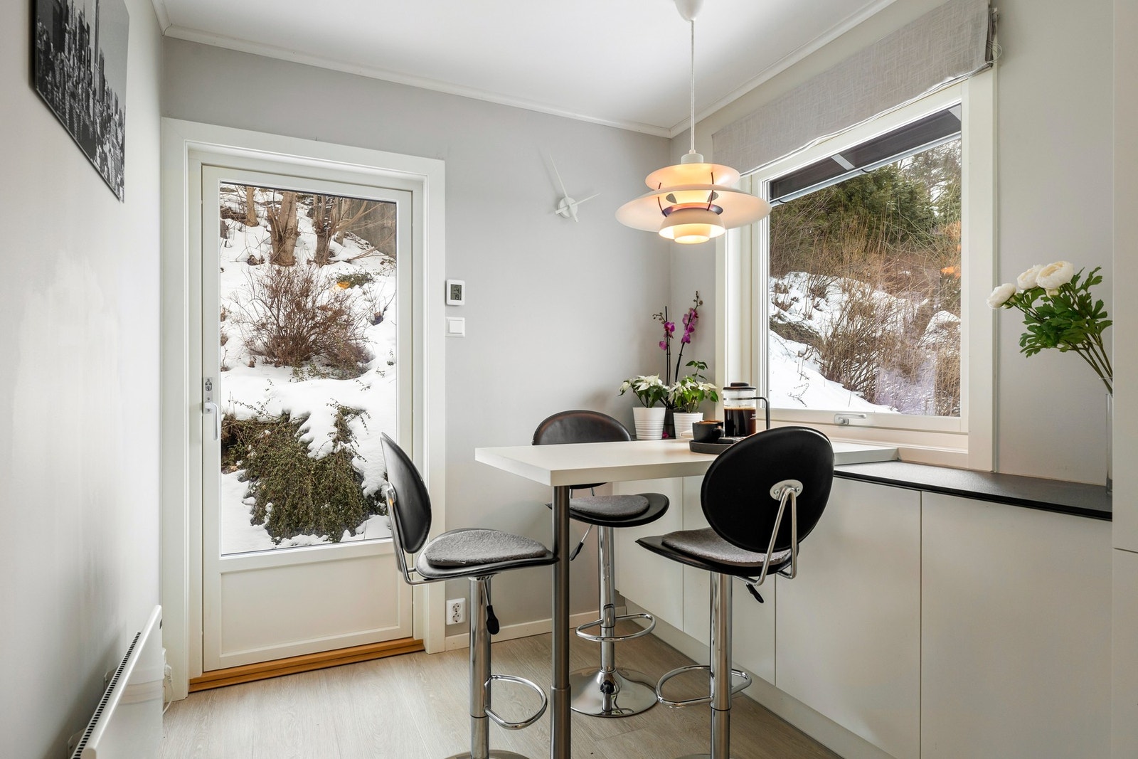 I tilknytning til kjøkkenet er det god plass til et lite frokostbord.
Fra kjøkkensonen er det direkte utgang til hage, noe som gir en fin og naturlig flyt mellom inne- og utearealer. Galleribilde