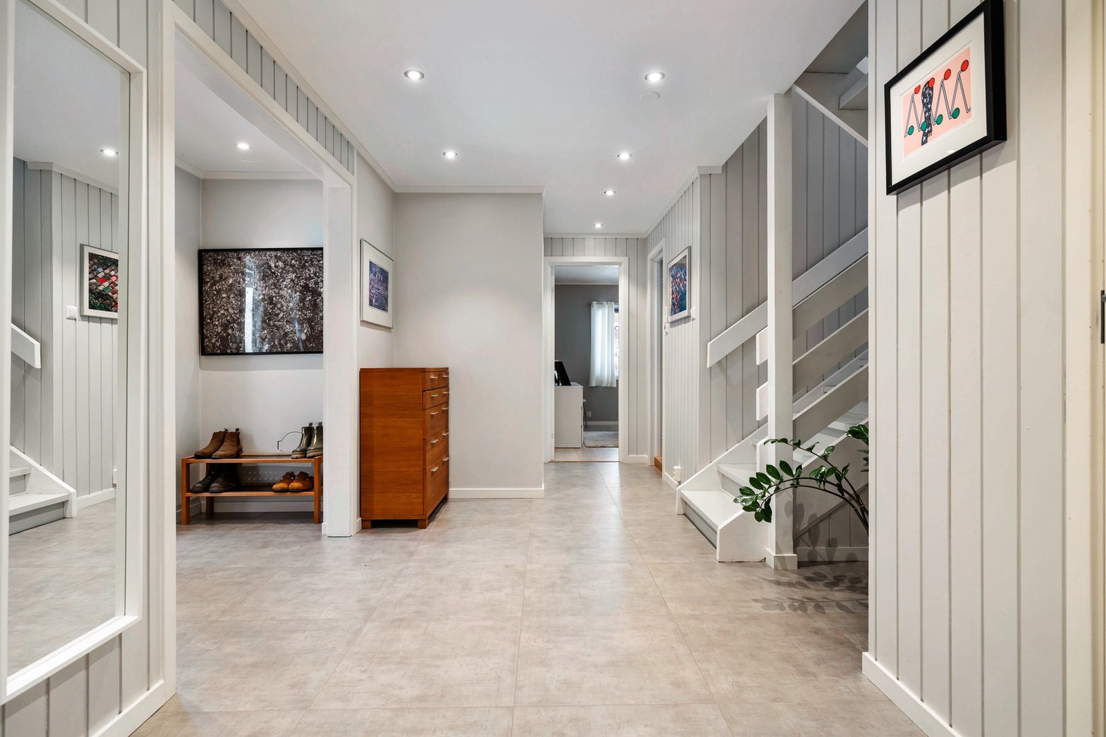 Entréen er lys og innbydende, med god plass til å henge fra seg yttertøy. Lyse overflater og downlights i himlingen gir et moderne og trivelig førsteinntrykk. Galleribilde