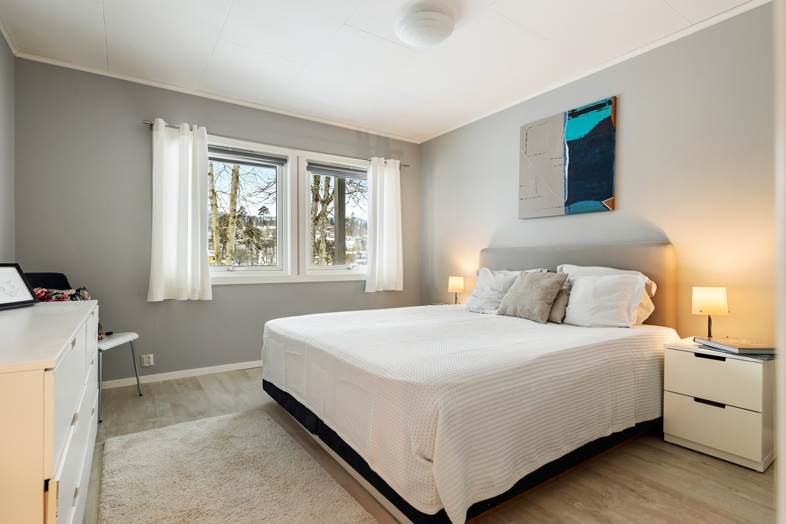 Hovedsoverommet er romslig og har god plass til dobbeltseng med tilhørende nattbord og øvrig møblement. Galleribilde