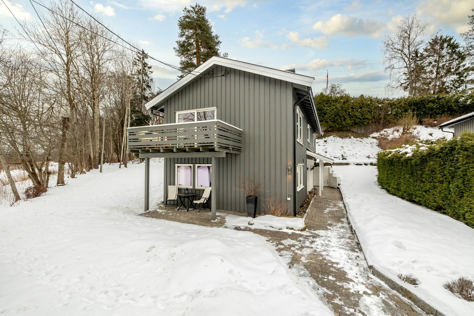 Eiendommen har et romslig og grønt uteområde med tomt på ca. 762 kvm. Galleribilde