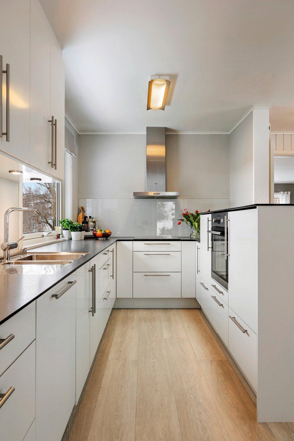 Det er montert kjøkkenventilator med mekanisk avtrekk direkte til det fri. Under overskapene er det integrert belysning som gir godt arbeidslys. Galleribilde