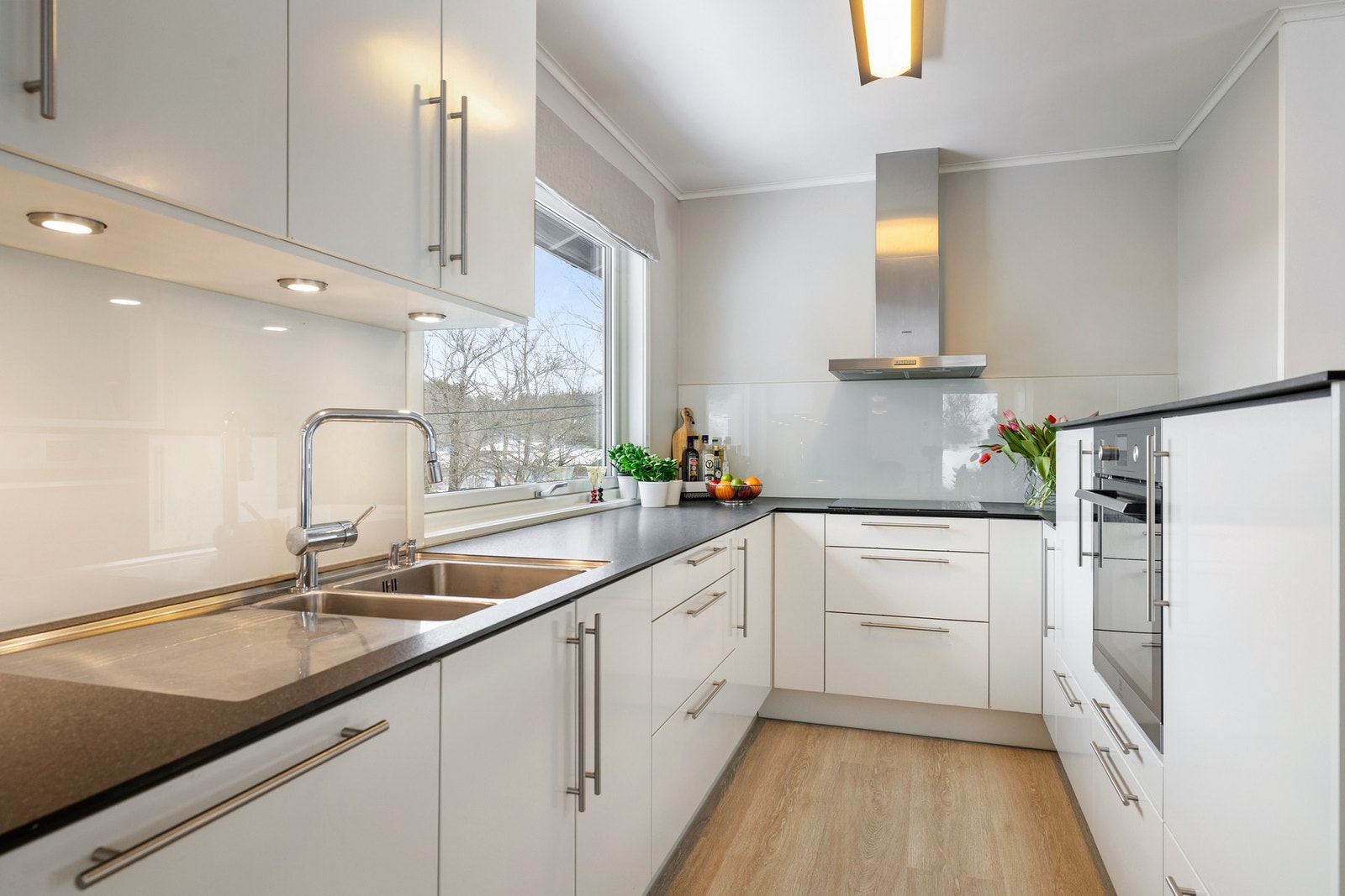 Kjøkken fra 2013 med innredning fra HTH, med glatte hvite fronter som gir et tidløst og moderne uttrykk Galleribilde