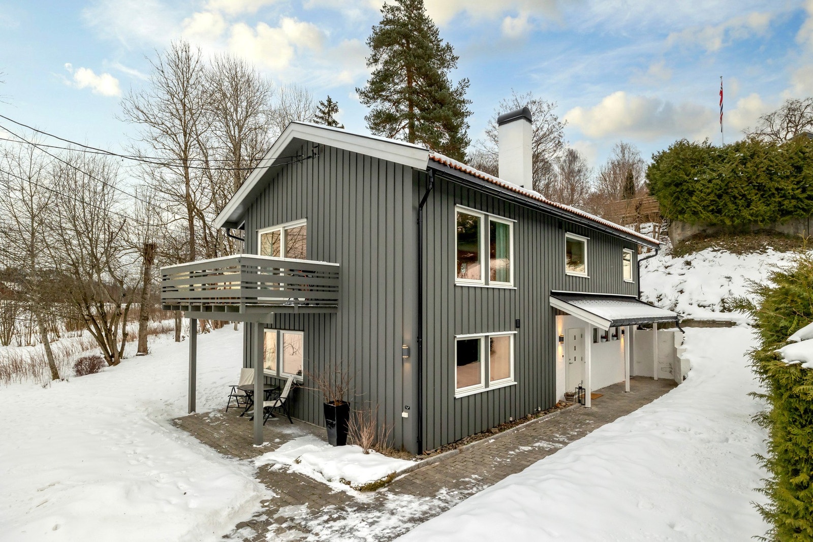 Velkommen til Bjerkeholtet 17 - her presenteres en lys og innbydende enebolig med attraktiv beliggenhet innerst i en blindvei, i skjermede og rolige omgivelser. Galleribilde