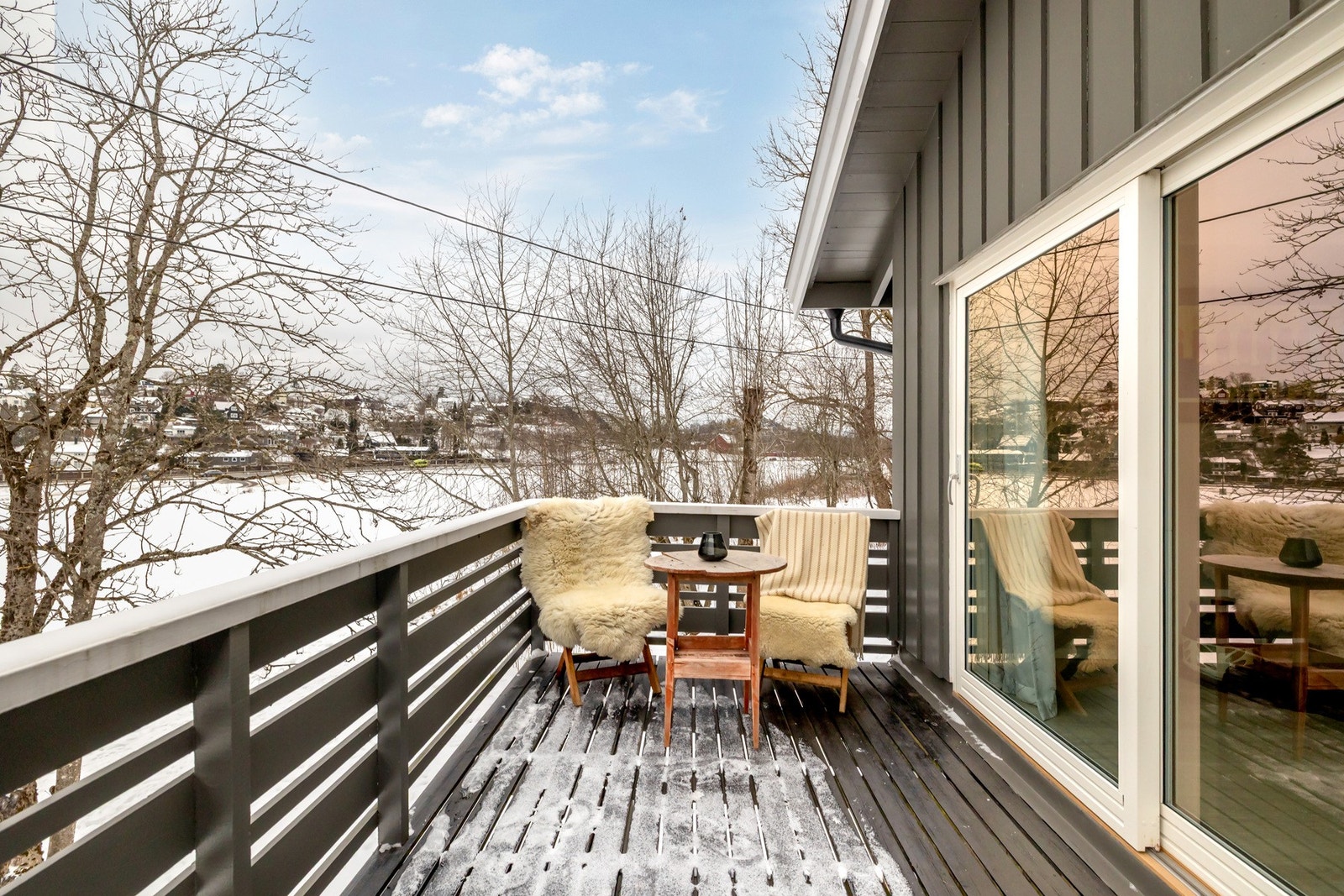 Balkongen er på ca. 9 kvm, hvor du kan nyte gode solforhold fra formiddag til kveld. Galleribilde