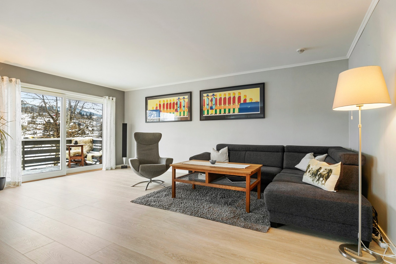 Store vindusflater slipper inn godt med naturlig lys og bidrar til en lys og luftig romfølelse. Galleribilde