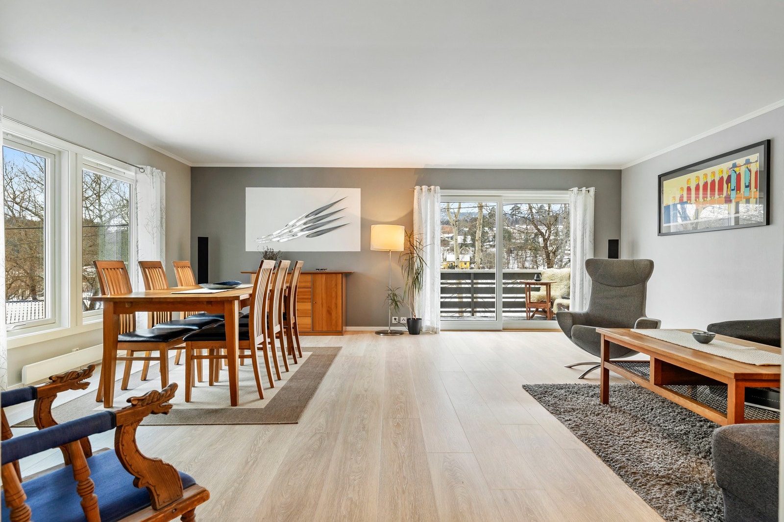 Stuen er romslig og innbydende, med en åpen og god planløsning som gir rikelig plass til både sofagruppe og spisestue. Galleribilde