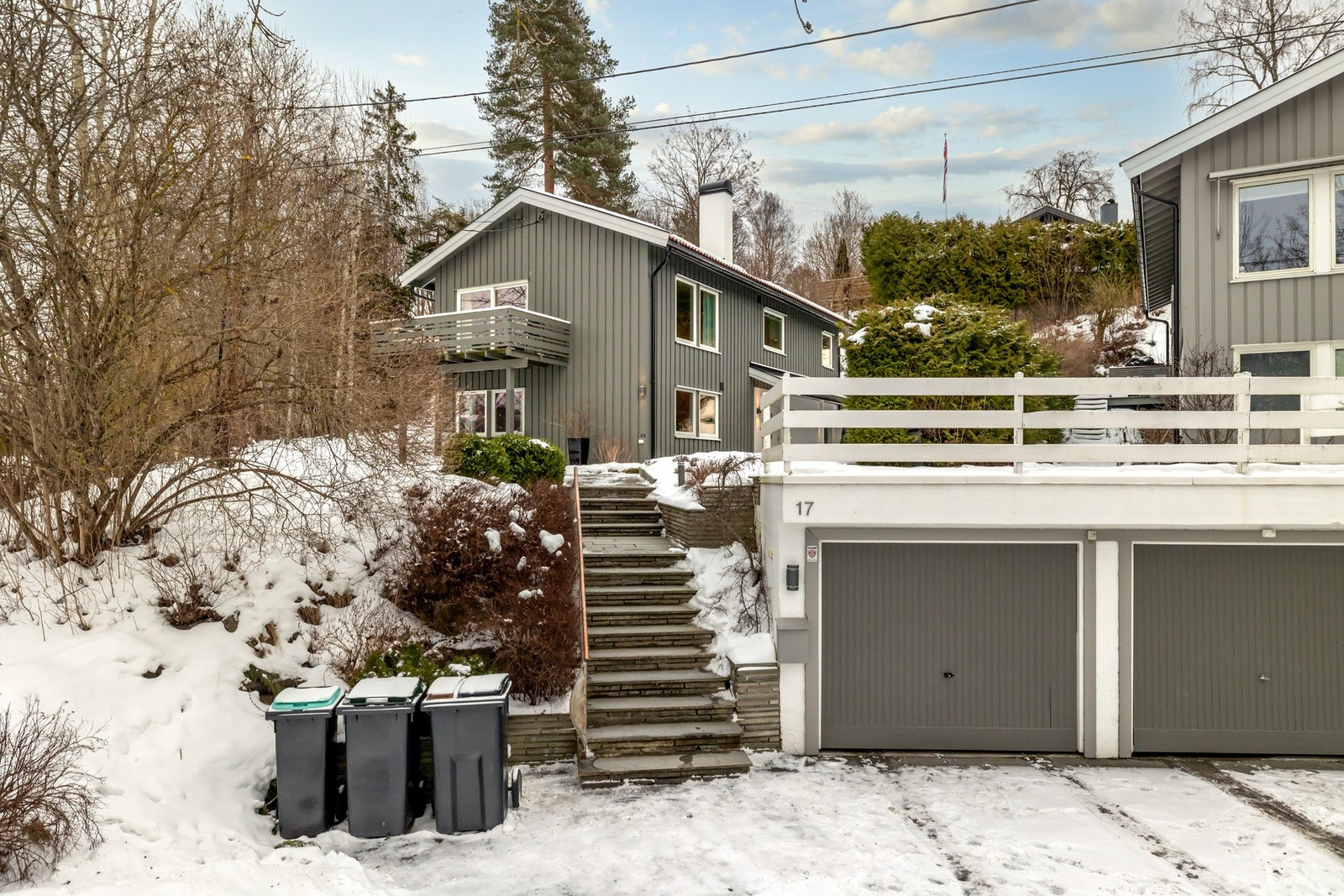 Dobbeltgarasje som deles med naboen, med montert elbil lader. Galleribilde