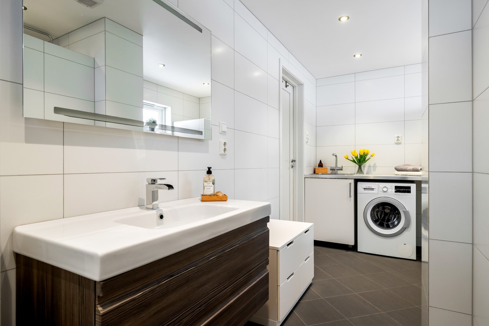 I underetasjen har du et bad fra 2015 med flislagte vegger og gulv. Galleribilde