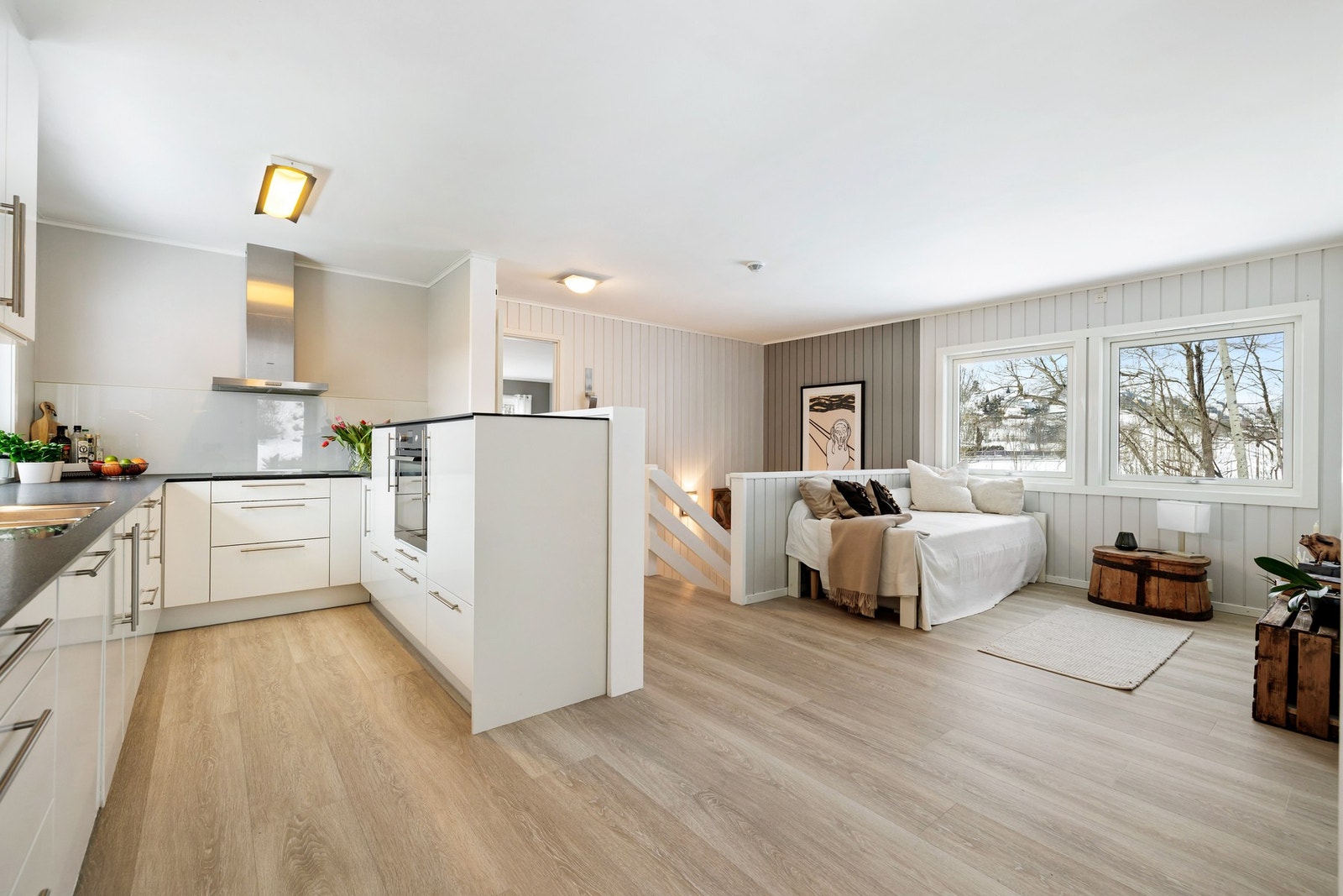 Den åpne løsningen gir samtidig god plass til en romslig spisestue i tilknytning til kjøkkenet. Galleribilde