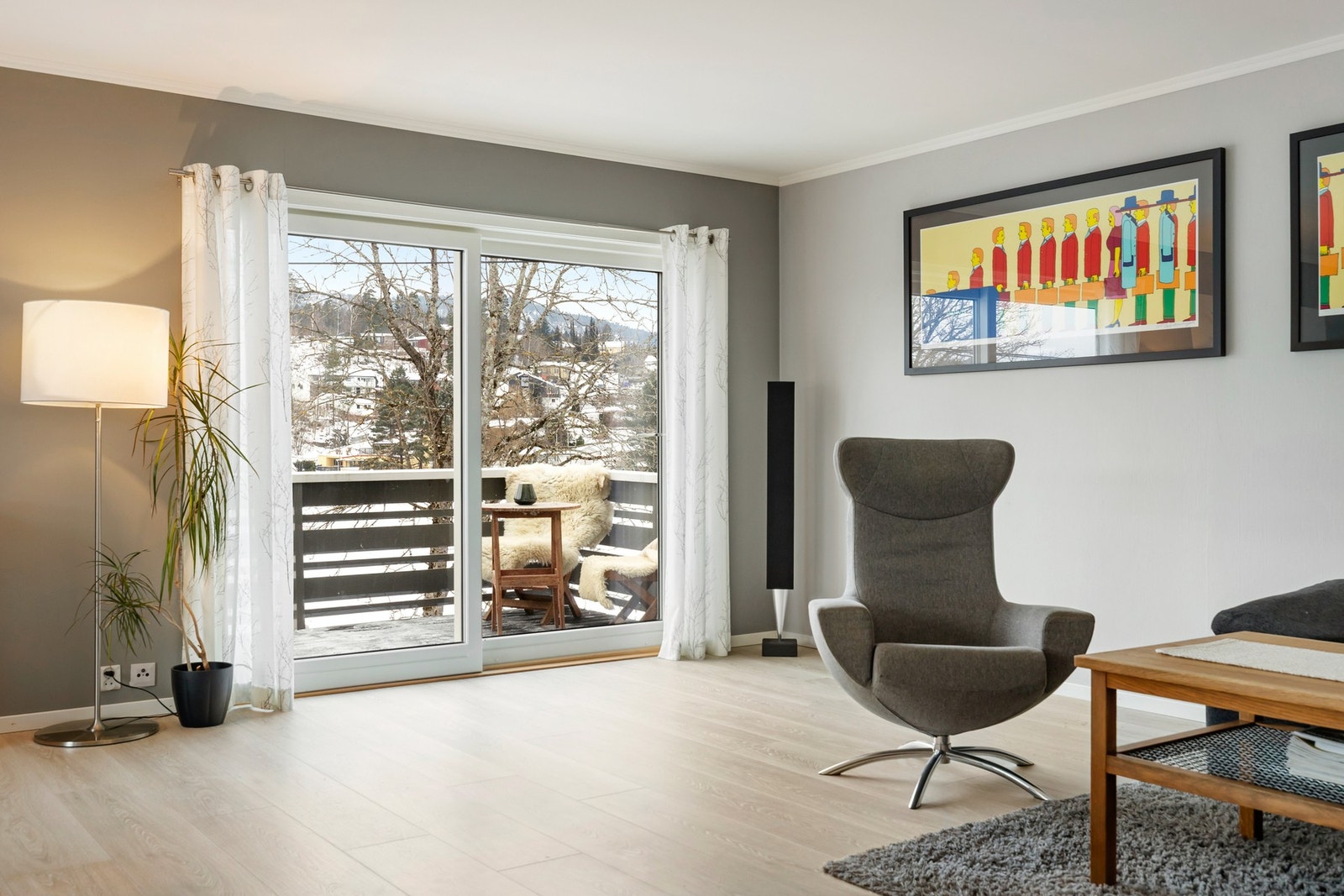 Fra stuen er det direkte utgang til en vestvendt balkong. Galleribilde