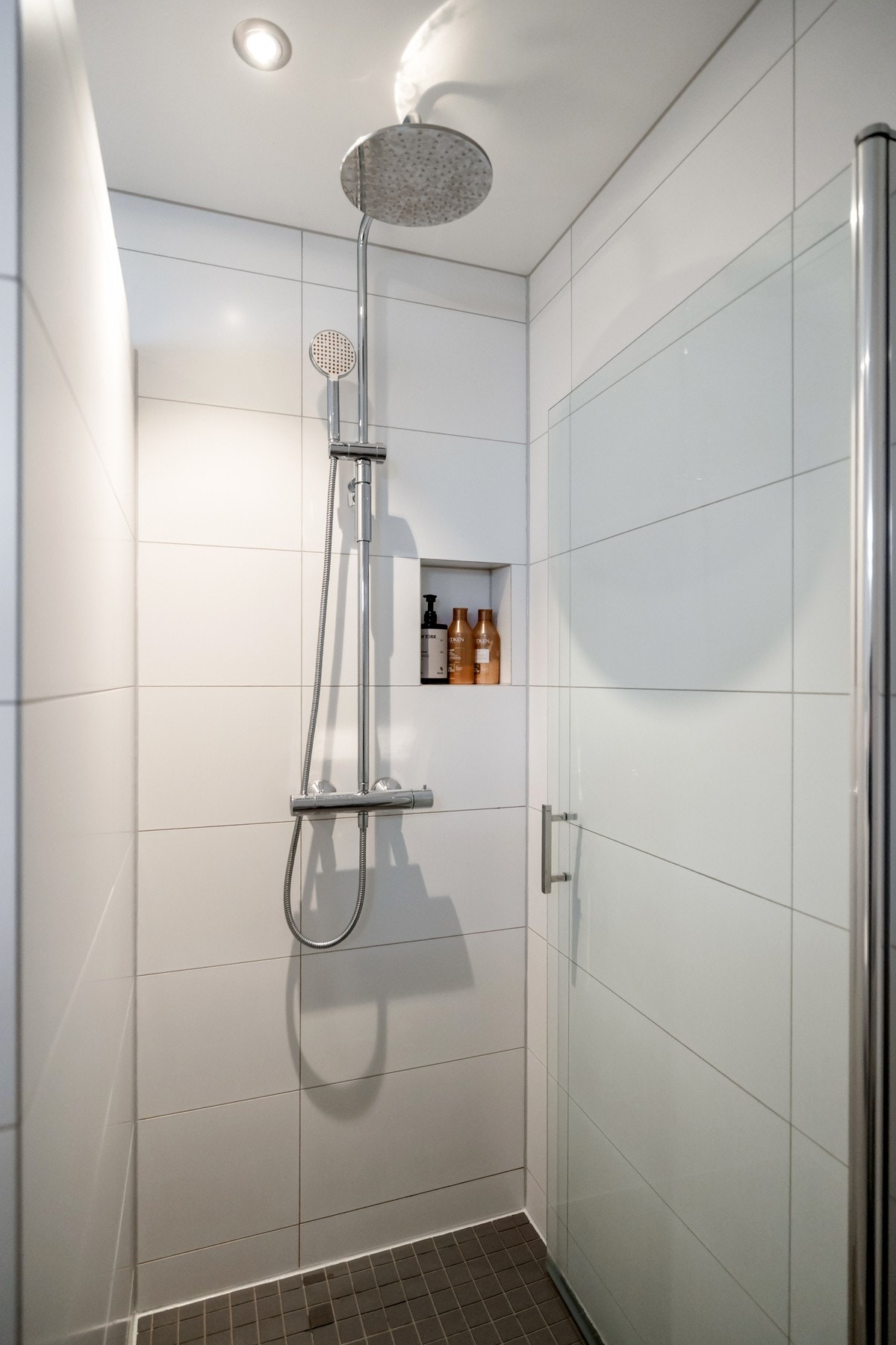 Badet har en romslig dusjnisje med både hånd- og regnfallsdusj og glassdør. Galleribilde