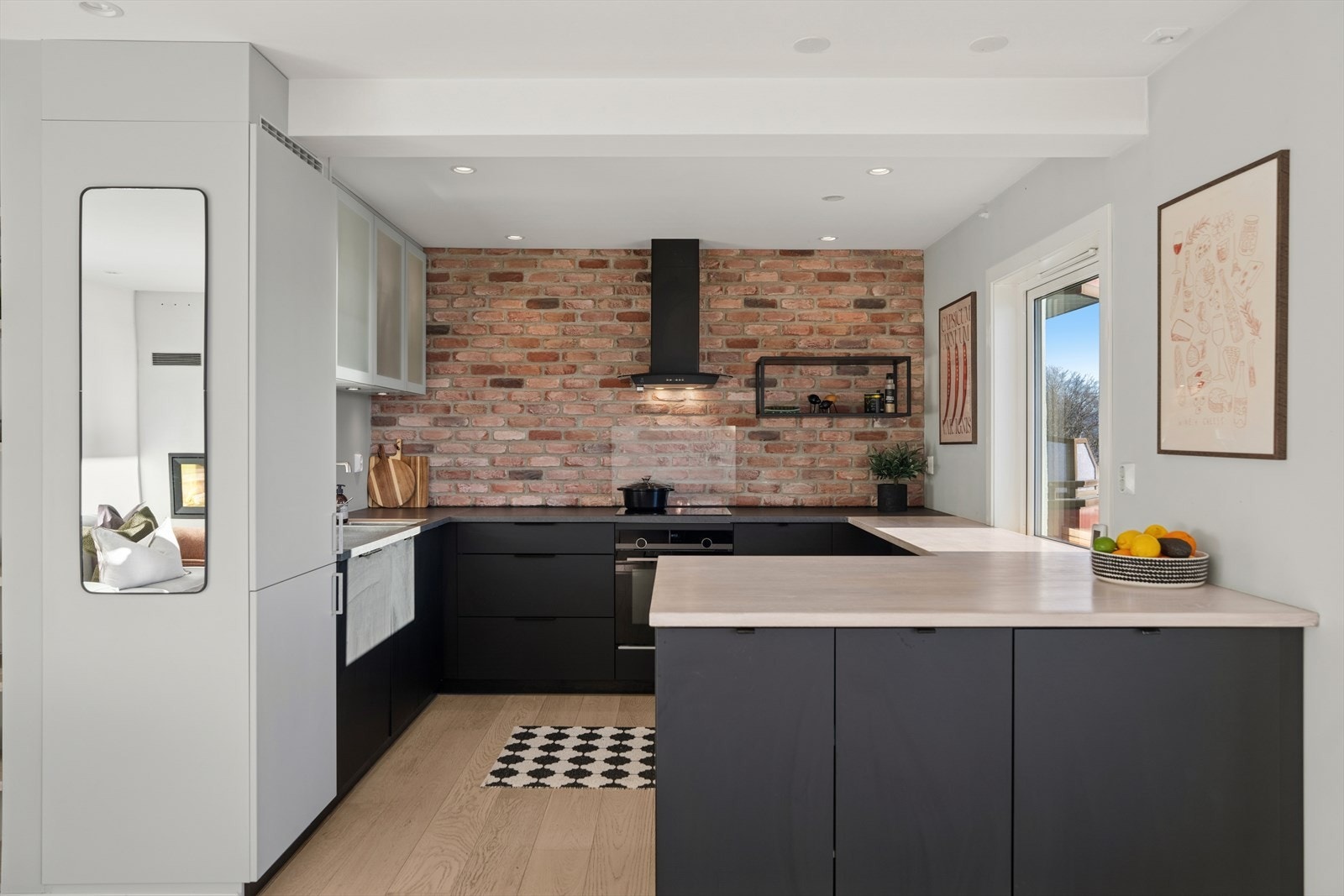 De takhøye overskapene gir svært god oppbevaringsplass, og noen av skapene har frostede glassdører som tilfører et elegant og eksklusivt preg. Galleribilde