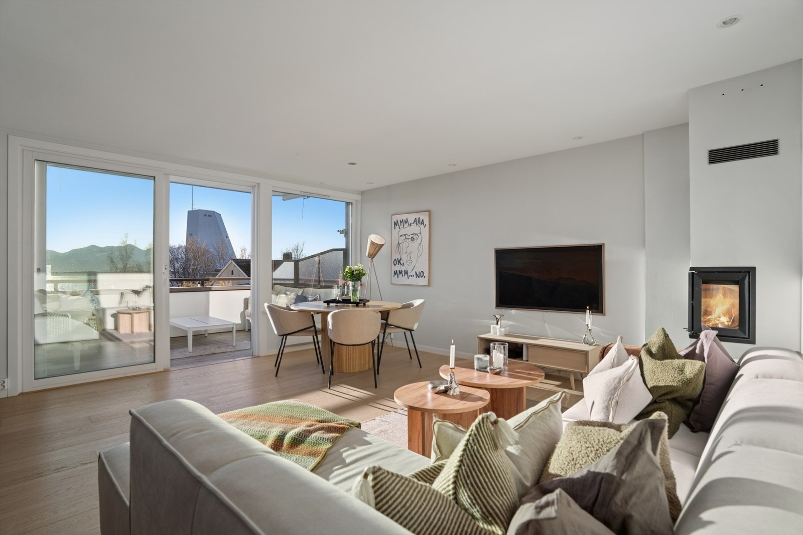 Stuen fremstår lys, pen og svært innbydende, med store vindusflater som slipper inn rikelig med dagslys og inviterer den nydelige utsikten inn. Galleribilde