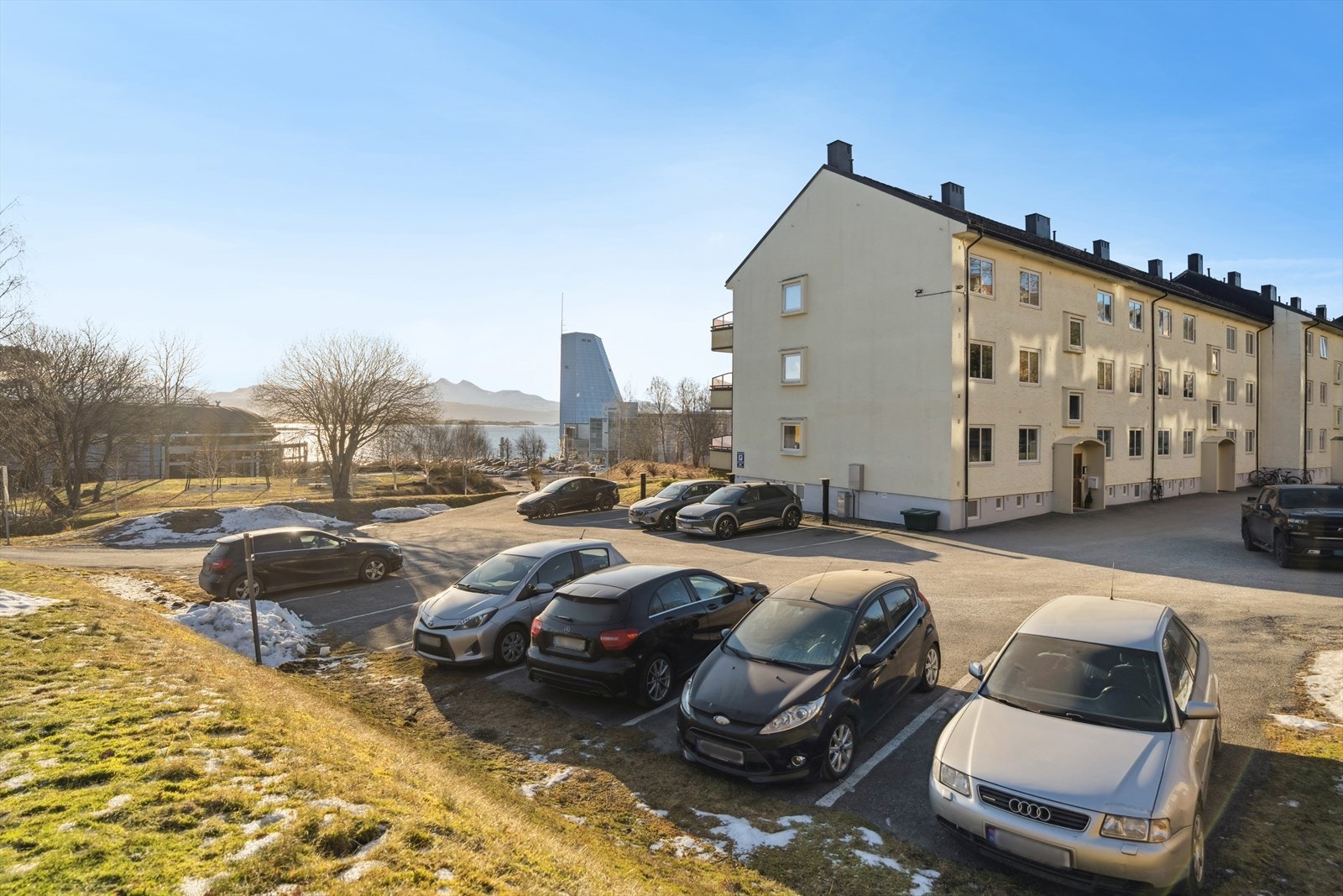 Tomten er pent opparbeidet med frodig plen, romslige parkeringsplasser samt beplantning bestående av prydbusker og trær som skaper et trivelig og grønt bomiljø. Galleribilde