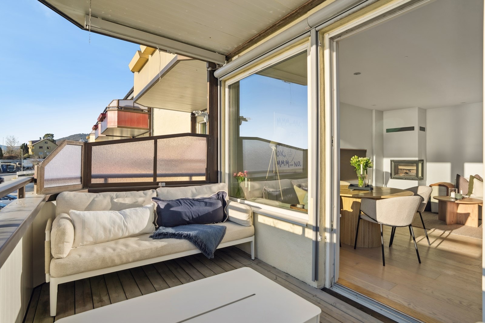 Det er god plass til spisebord ved balkongen, noe som gjør det enkelt å skape en hyggelig sone for måltider med nærhet til både lys og utsikt. Galleribilde