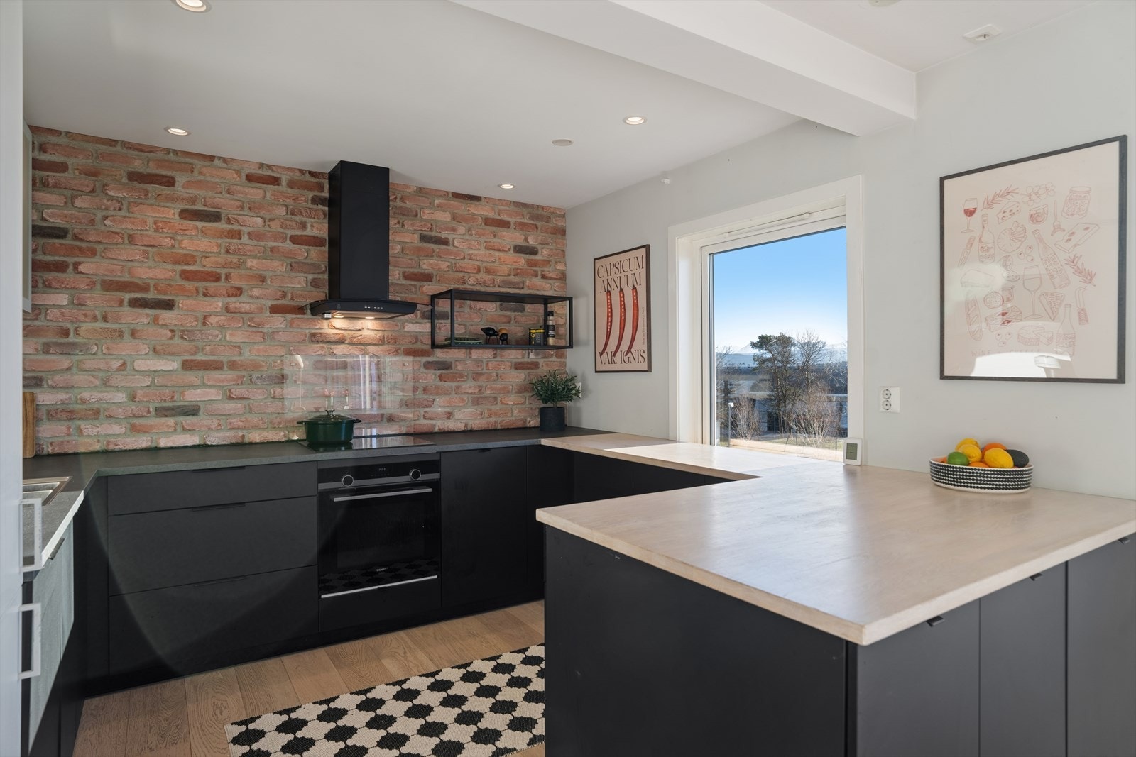 Kjøkkenet er stilfullt og moderne, med flotte kontrastfarger og slette fronter som gir et rent og tidløst uttrykk. Galleribilde