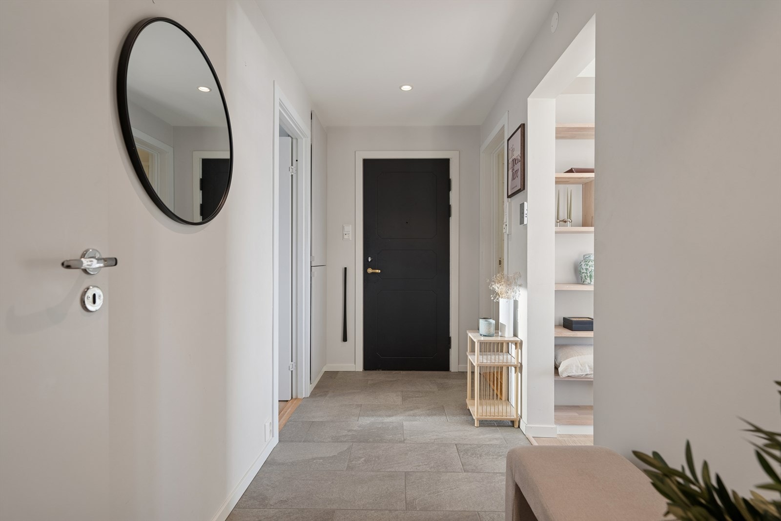 Leiligheten ligger i byggets 2. etasje med trappeadkomst. Du møtes av en lys og pen entre med god plass til oppheng av yttertøy og plassering av sko. Galleribilde