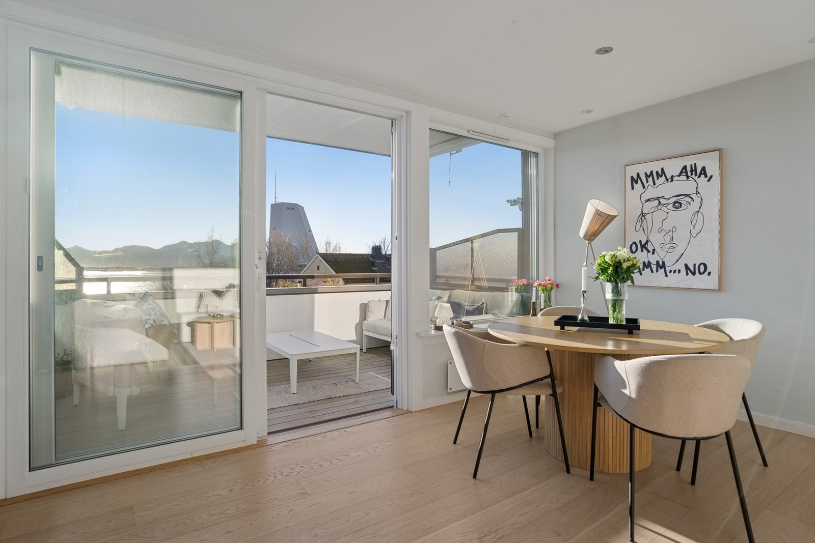 Fra stuen er det utgang til en overbygget balkong som forlenger oppholdsarealet på varme dager. Galleribilde