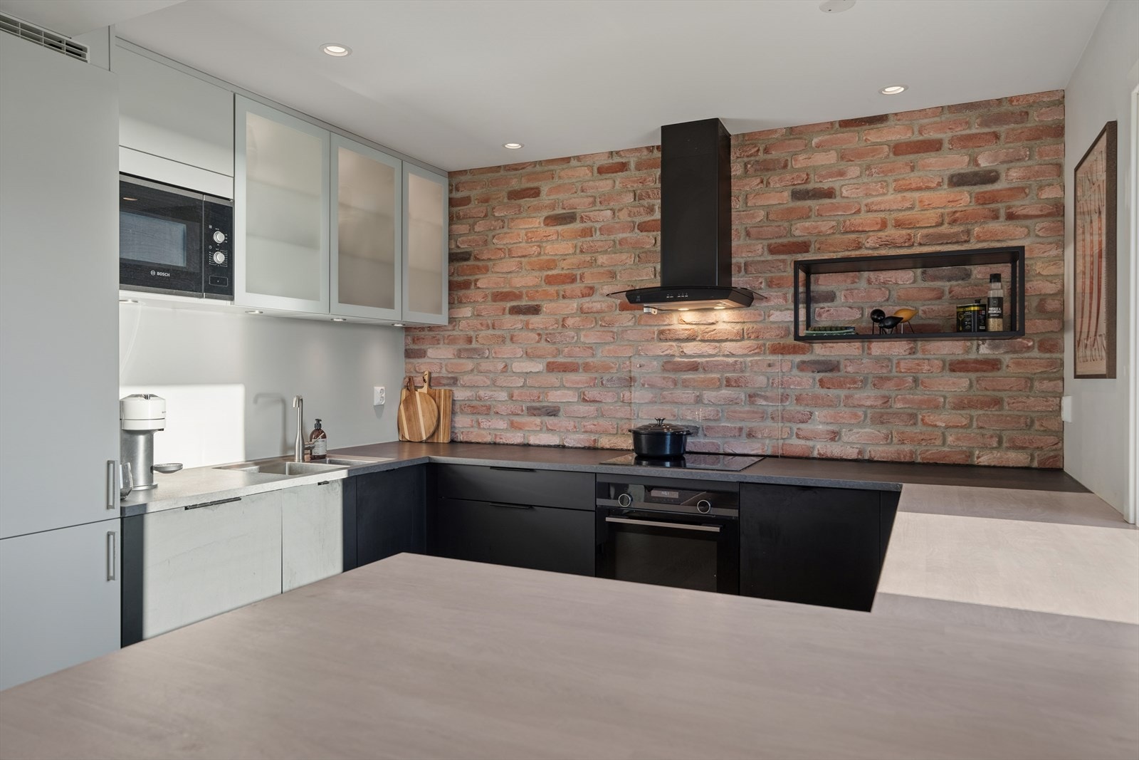 Det er spotter i himling samt belysning over overskapene, noe som skaper en god og jevn belysning av både arbeidsflater og rommet som helhet. Galleribilde