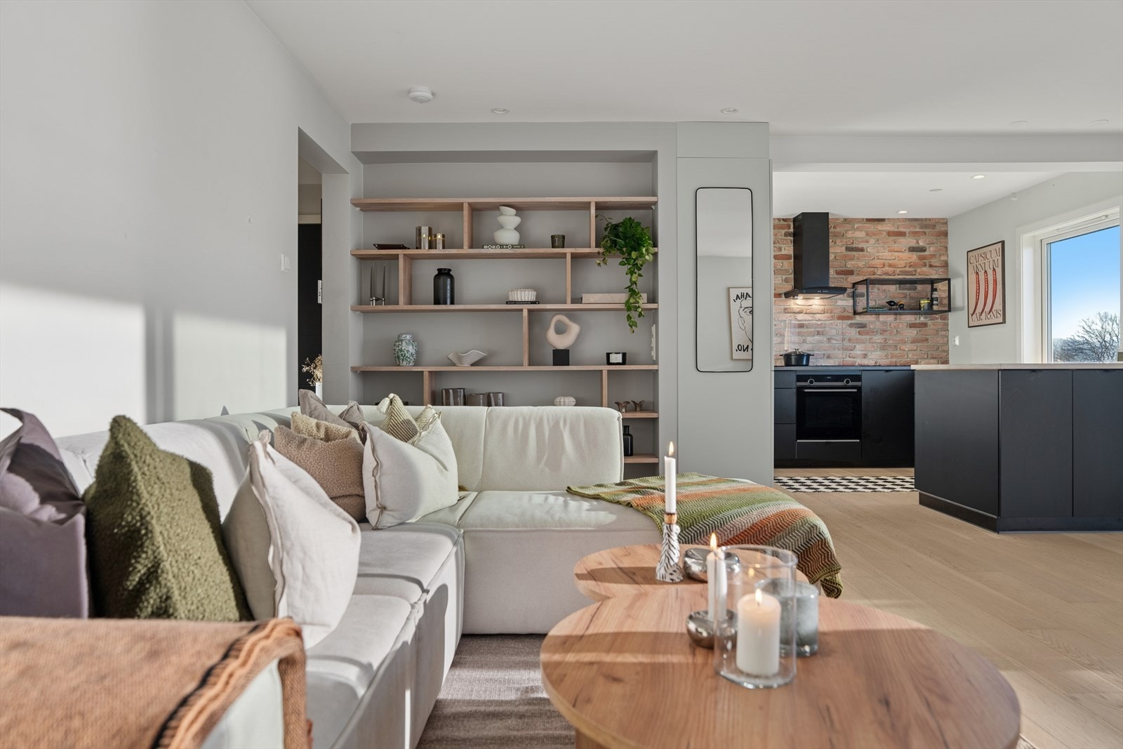 Den åpne løsningen mot kjøkkenet skaper en luftig romfølelse og gjør det enkelt å være sosial mens man lager mat. Galleribilde