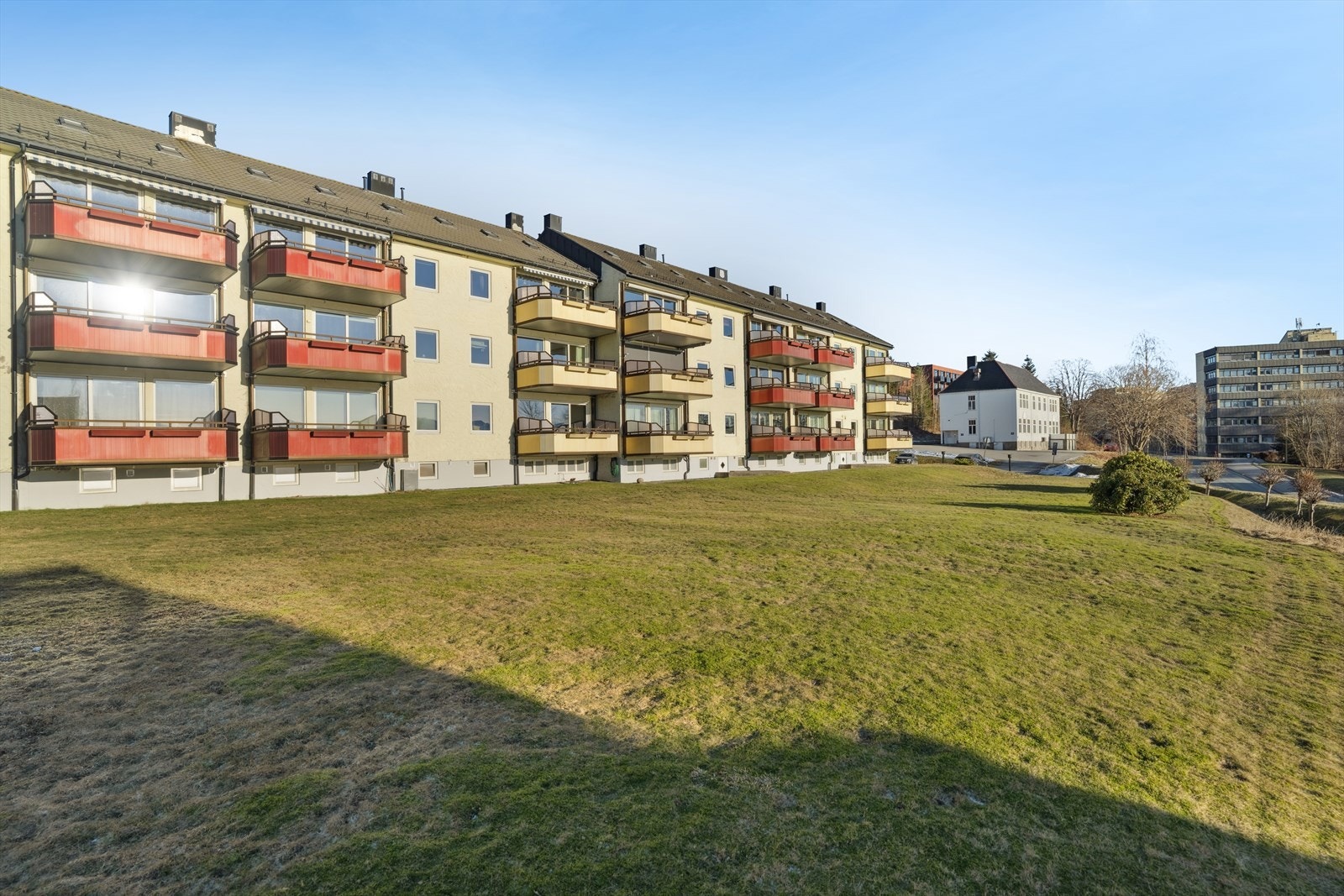Leiligheten har en svært sentral beliggenhet med umiddelbar nærhet til det meste du trenger i hverdagen - enten det gjelder handel, barnehage og skole, studier ved HiM eller byens brede kultur- og fritidstilbud. Galleribilde