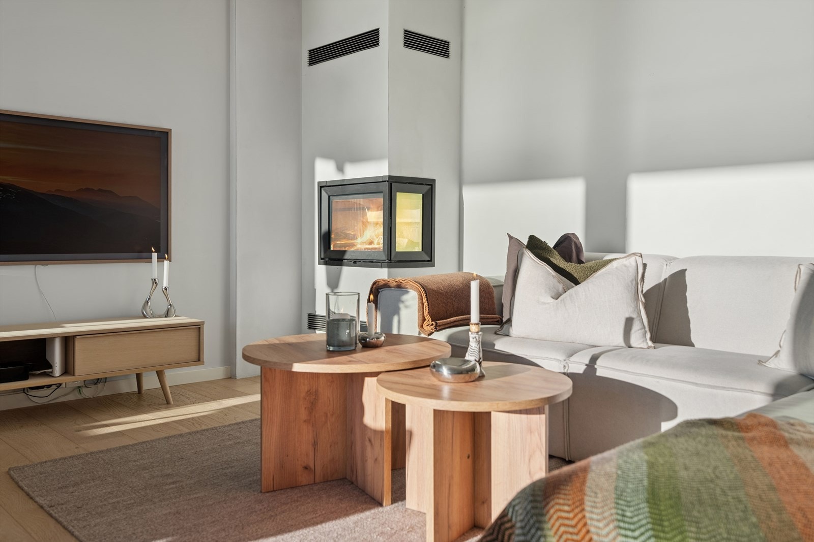 I 2018 ble det installert en moderne peisinnsats med sidevindu, som både gir ekstra effekt og et flott innsyn til flammene. Galleribilde