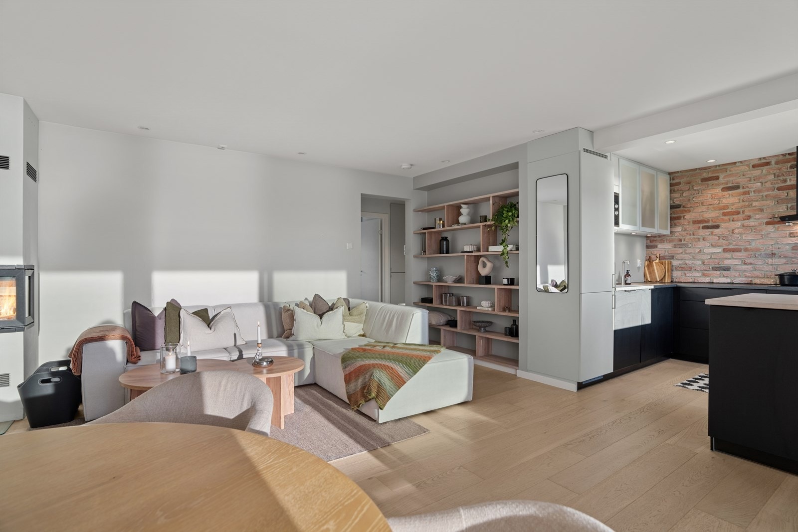 Løsningen gir en fin flyt mellom sonene og gjør rommet funksjonelt og praktisk i bruk. Galleribilde