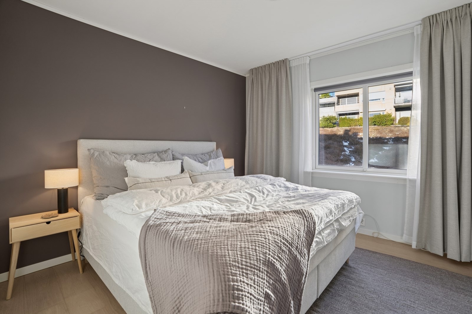 Hovedsoverommet er romslig og innbydende, med god plass til en stor dobbelseng og øvrig møblement. Et stort vindu slipper inn rikelig med naturlig lys og sørger for lyse og behagelige omgivelser. Galleribilde