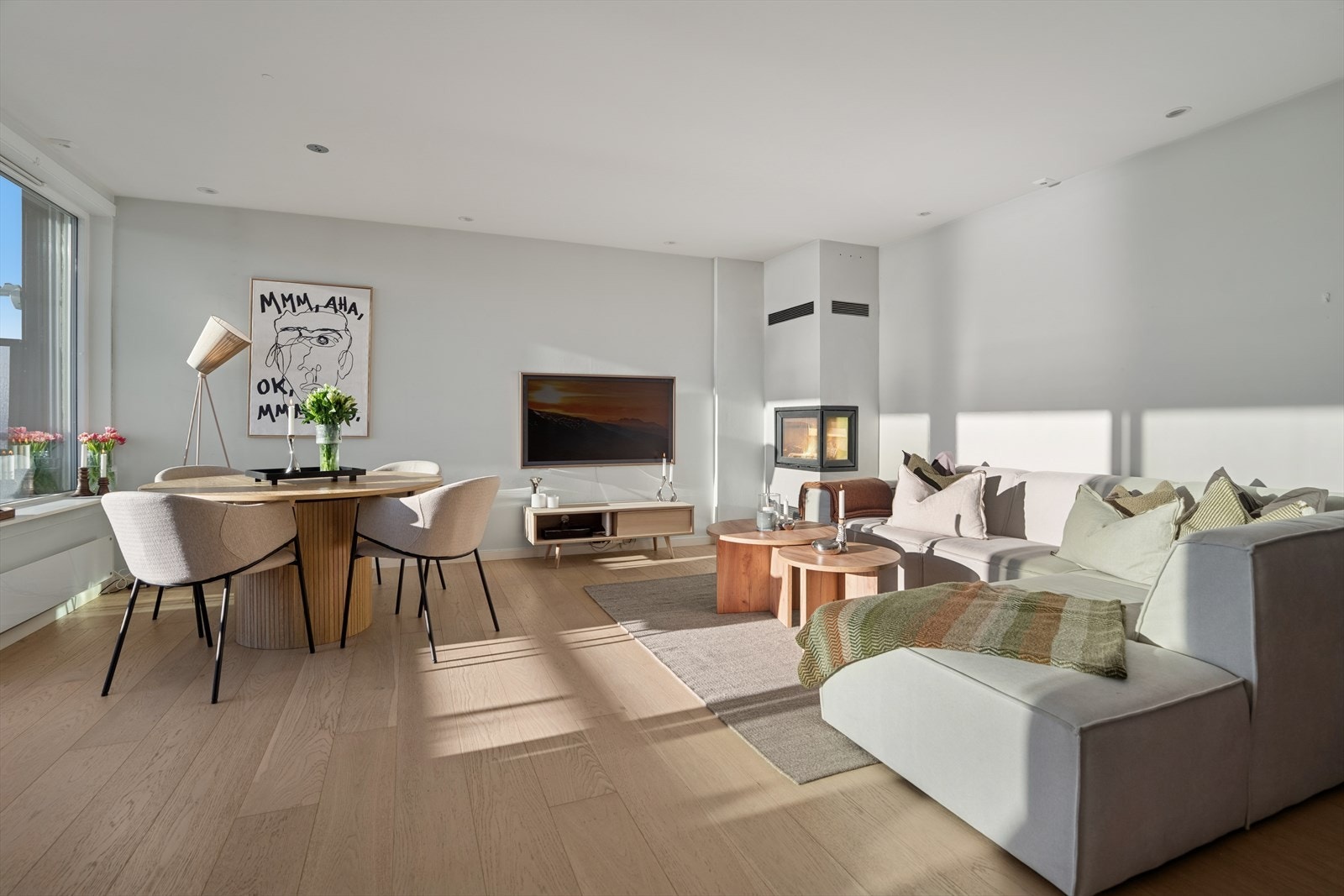 Her er det god plass til både familie og venner, enten det er til hverdags kos eller større sosiale sammenkomster. Galleribilde