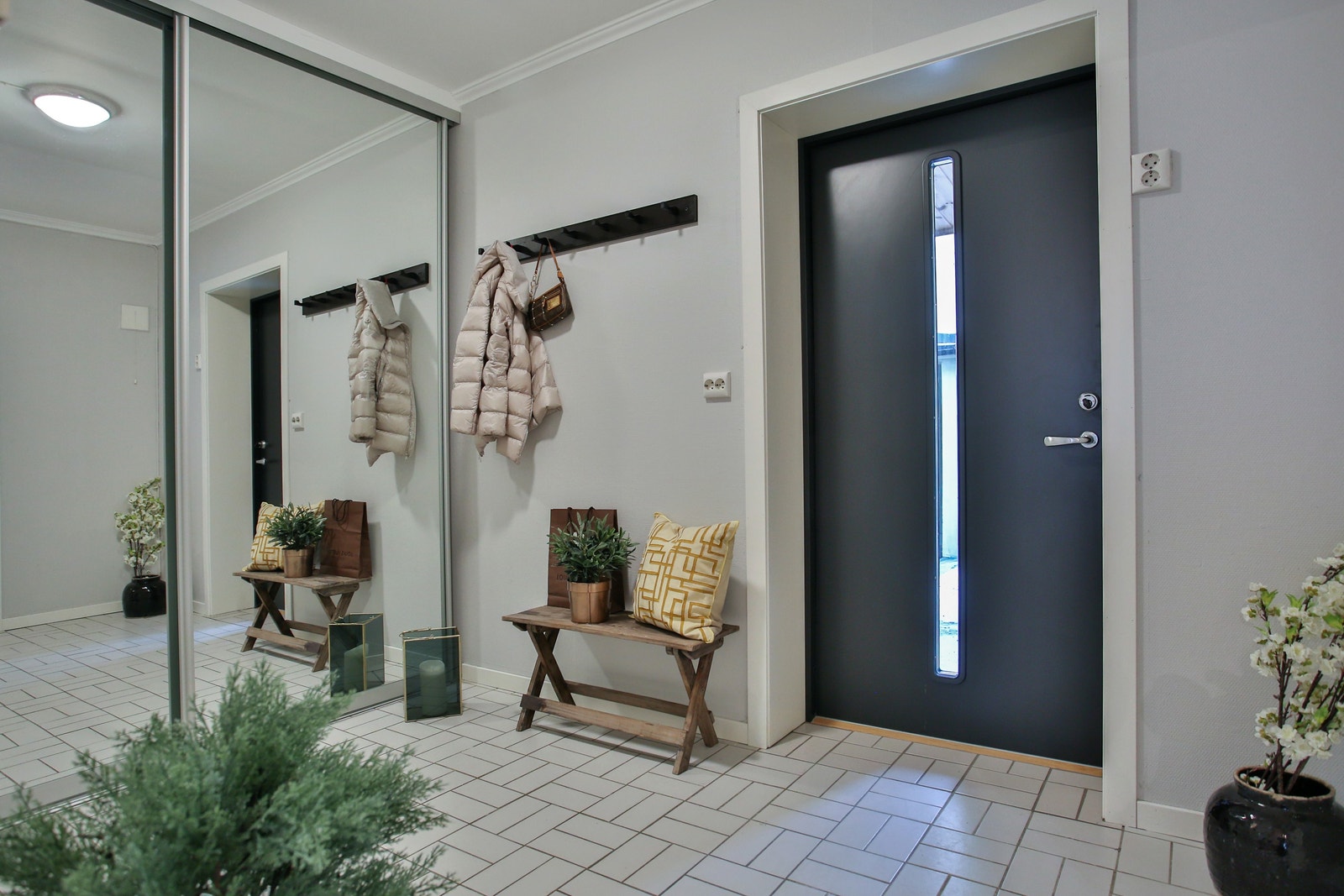 Stor entre med romslig skapplass Galleribilde