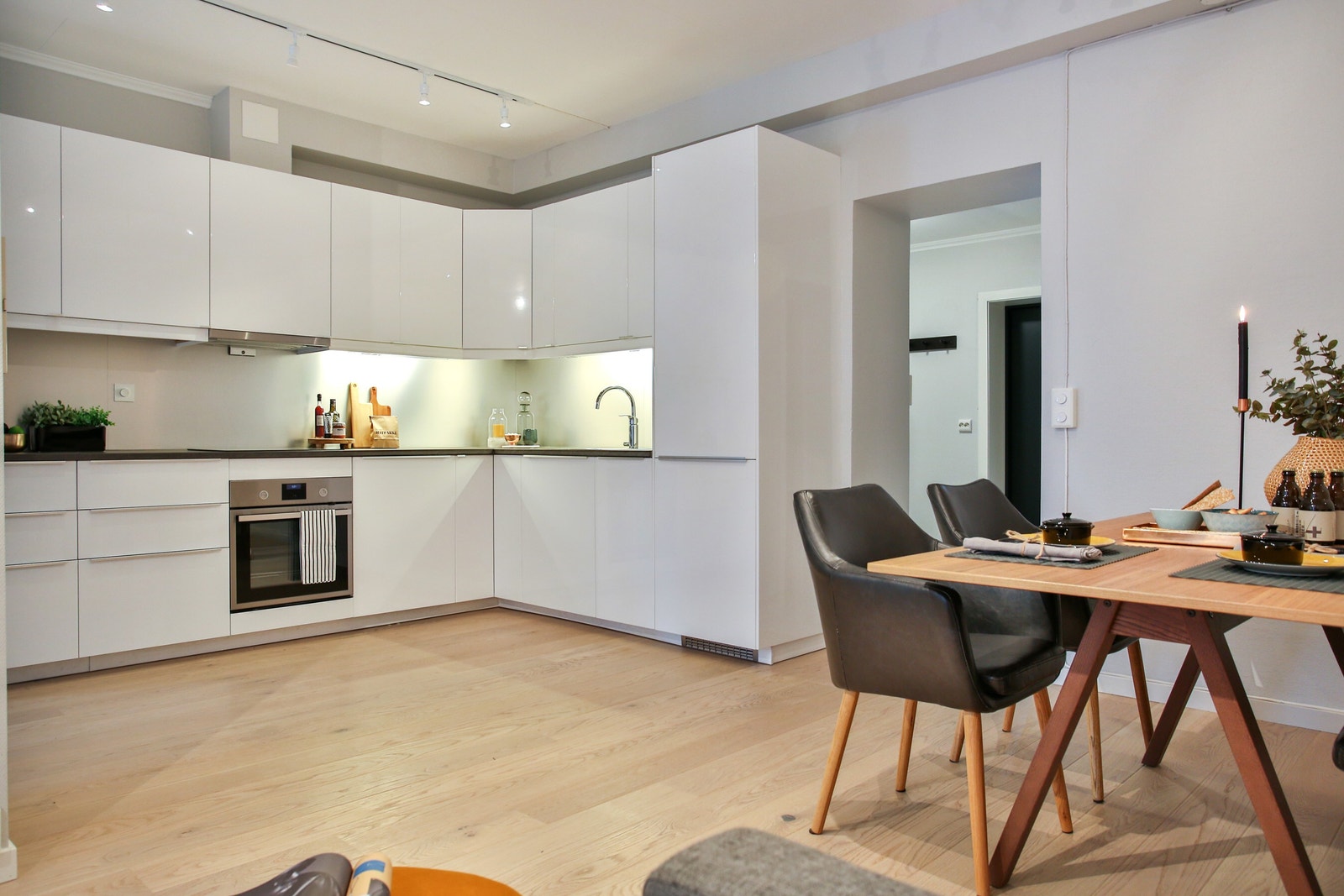 Kjøkken med spisebord Galleribilde