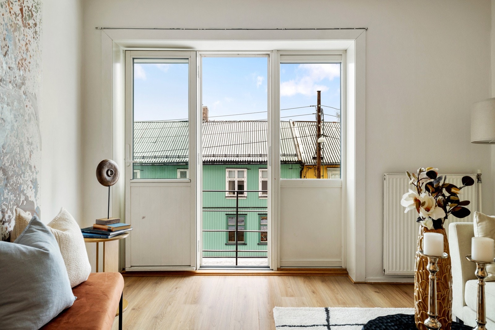 Leiligheten ligger i 2. etasje og har fint utsyn over nabolaget Galleribilde