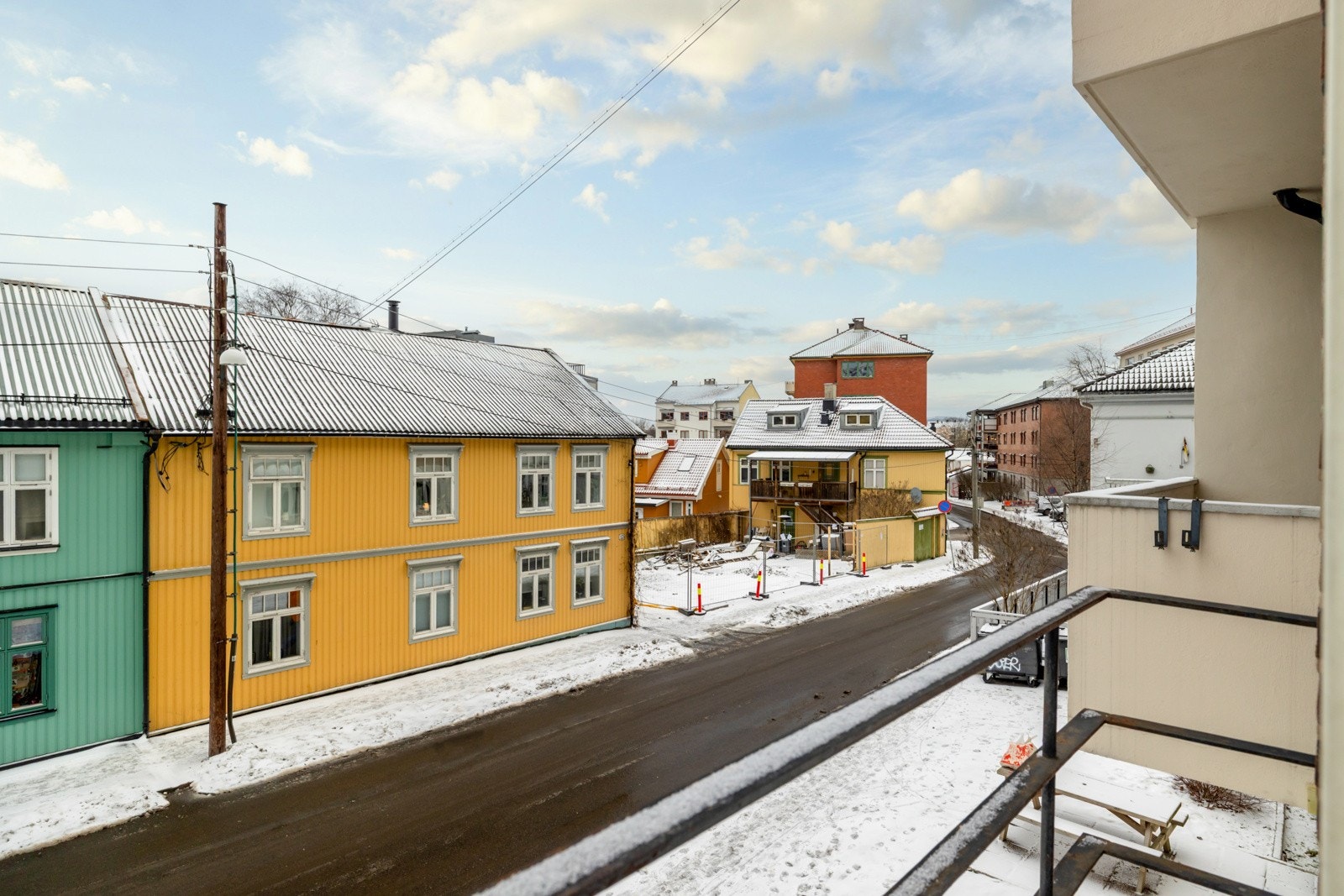 Her bor du i et idyllisk og historisk område, hvor de vakre, bevarte trehusene og brosteinsbelagte gater skaper en hyggelig og unik småbyfølelse midt i Oslo Galleribilde