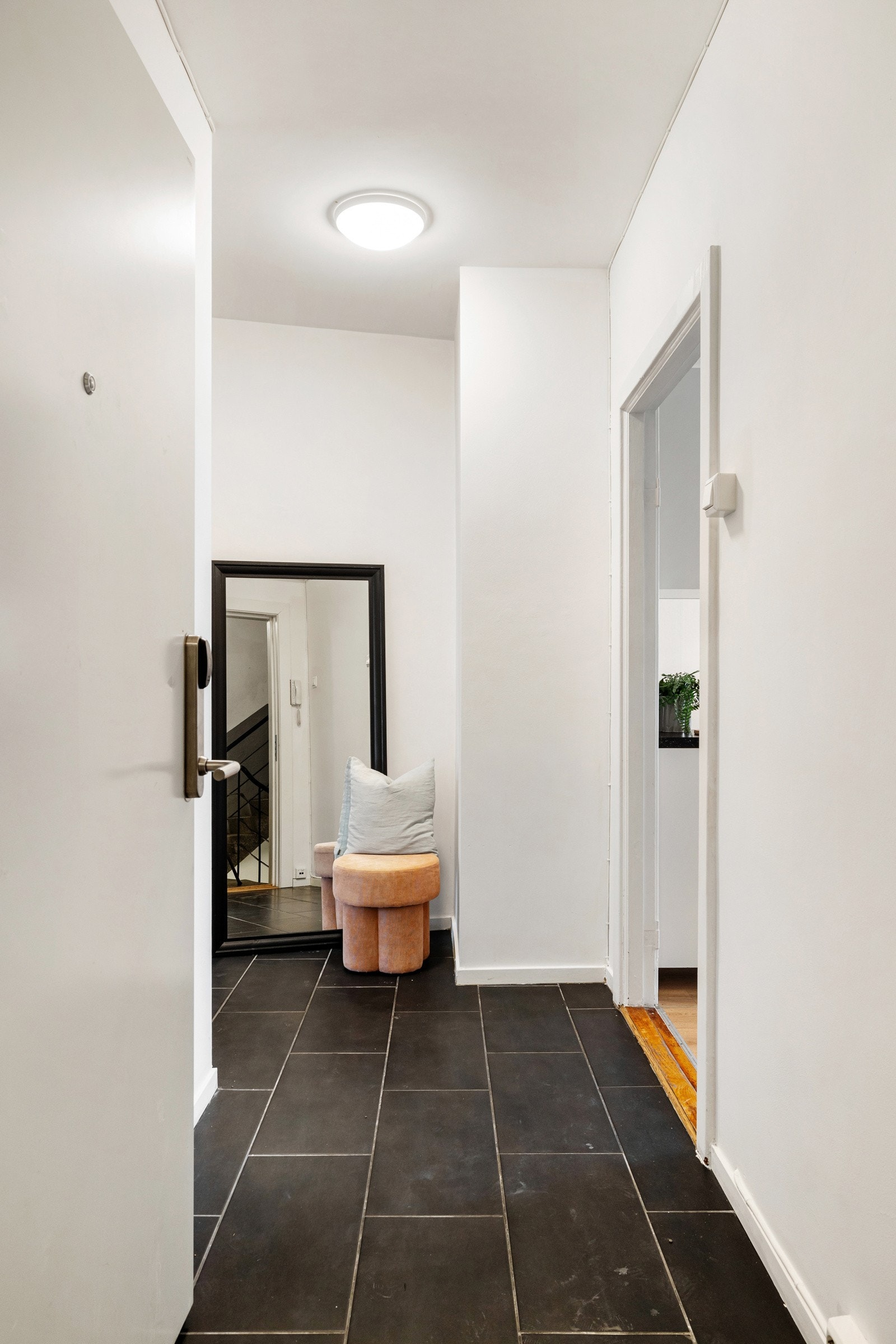 Entréen er utstyrt med dørcalling og elektronisk lås Galleribilde