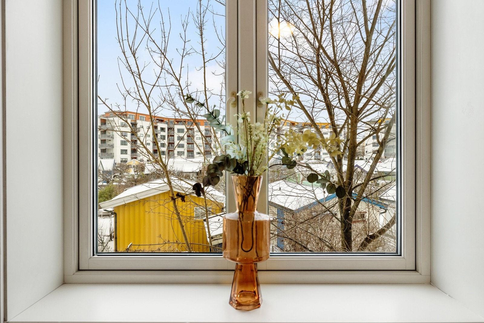 Vinduer er i trerammer med 3-lags glass datert 2012 Galleribilde