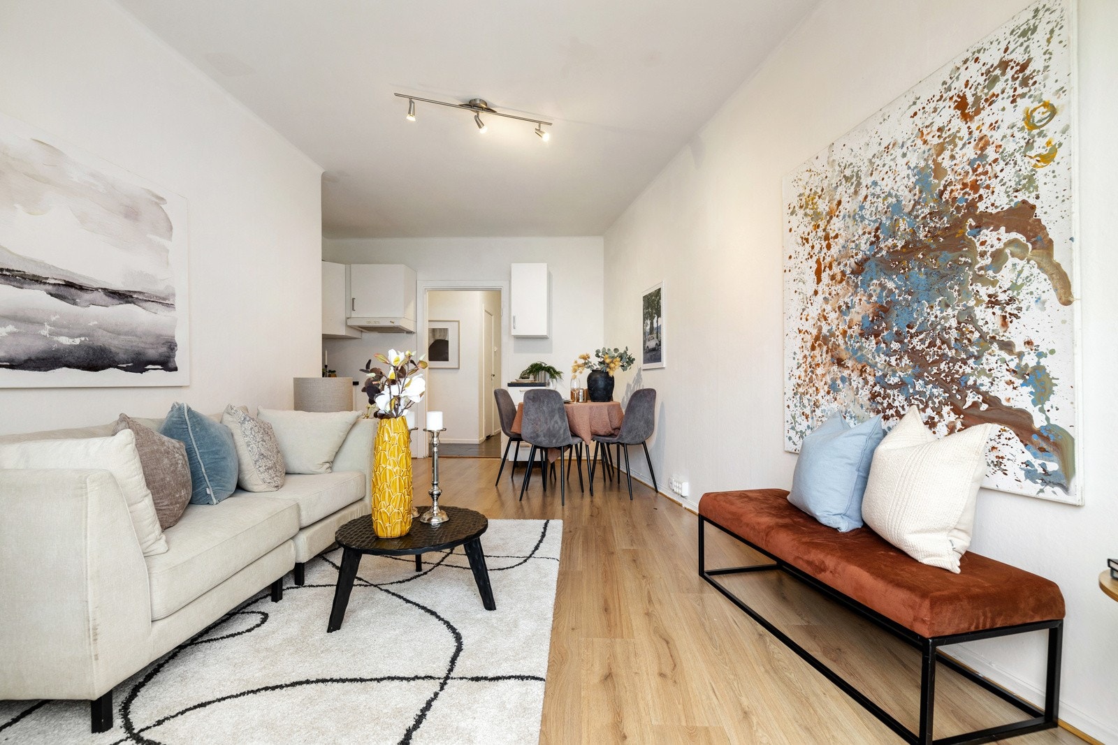 Et lyst og luftig allrom med store vindusflater og 2,65 meter takhøyde Galleribilde