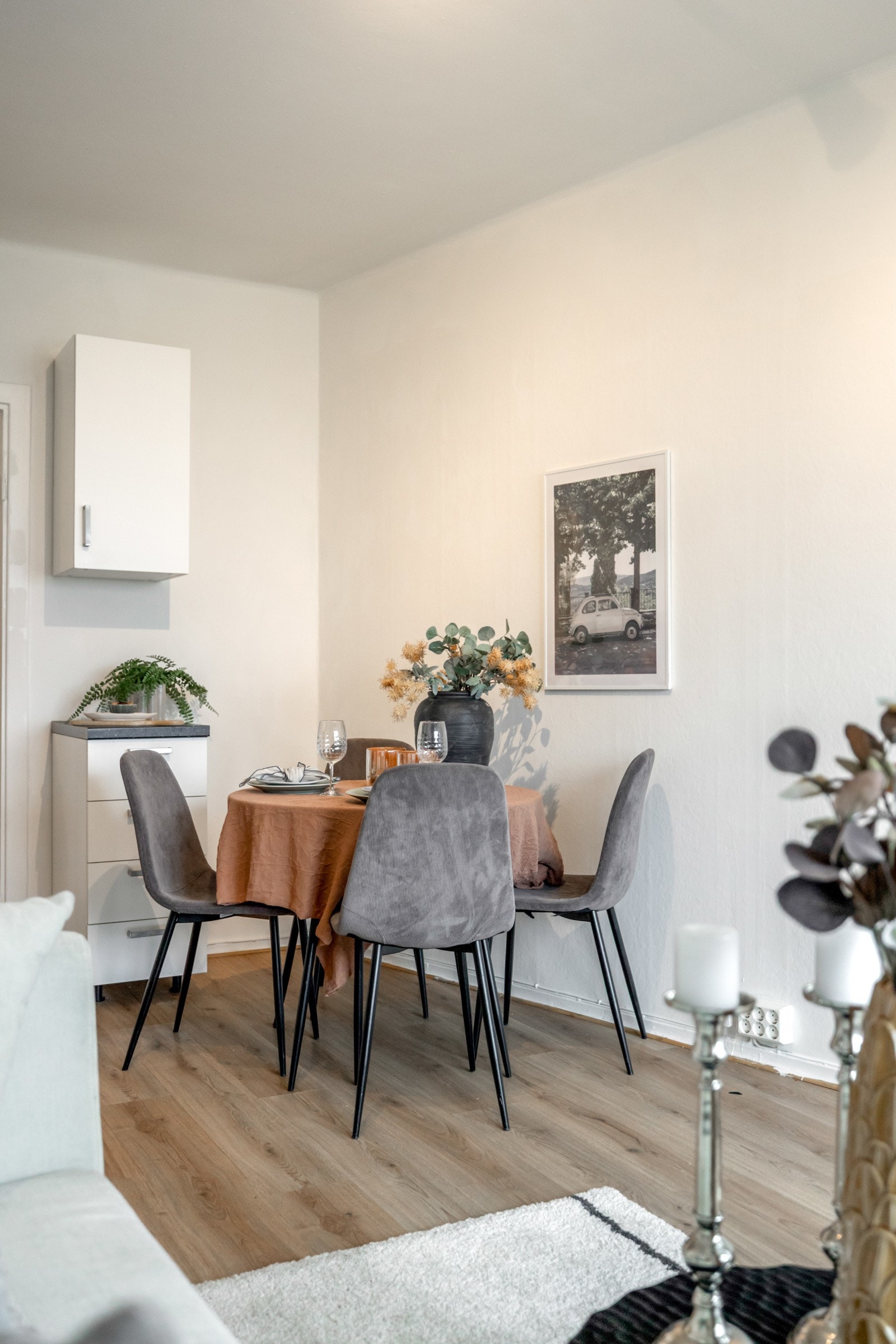 Med leiligheten får du kvaliteter som fyring, varmtvann og internett inkludert i fellesutgiftene Galleribilde